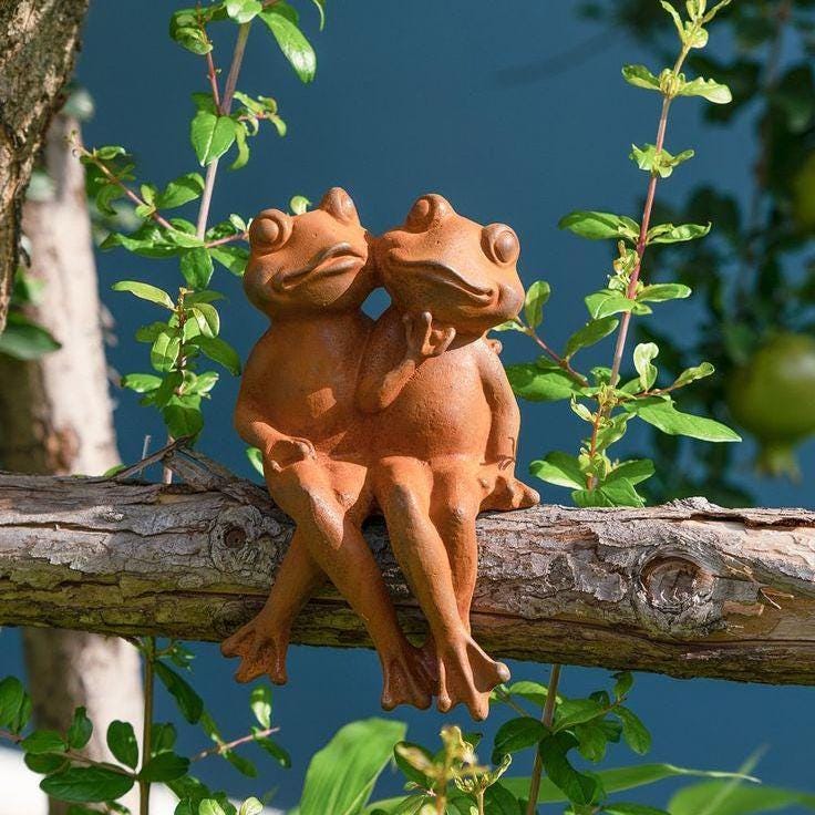 XL Cast Iron Frog Couple Statue: Rustic Garden Love Decor