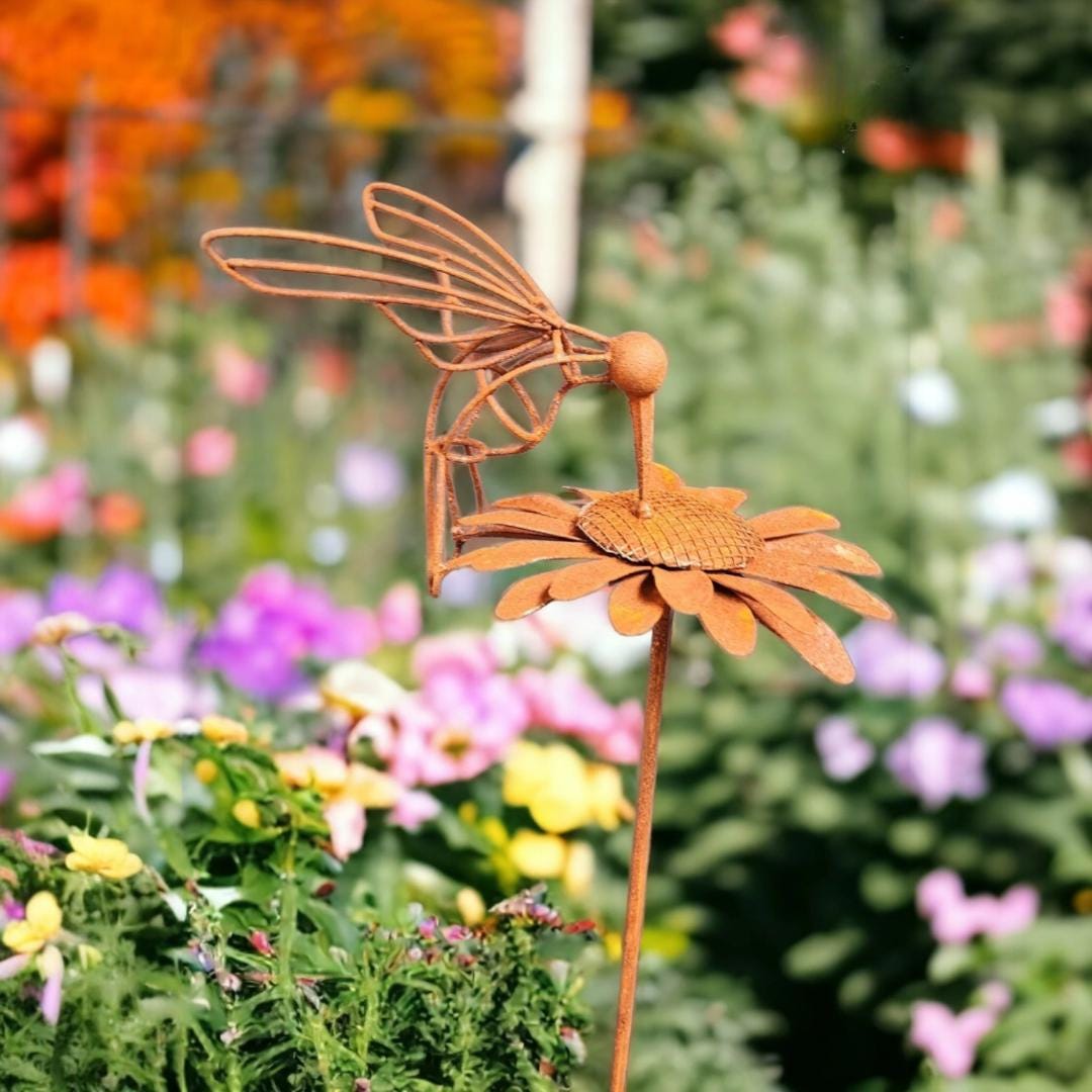 Rusty Hummingbird on Daisy Garden Stake – Handcrafted Metal Art for Outdoor Yard Decor