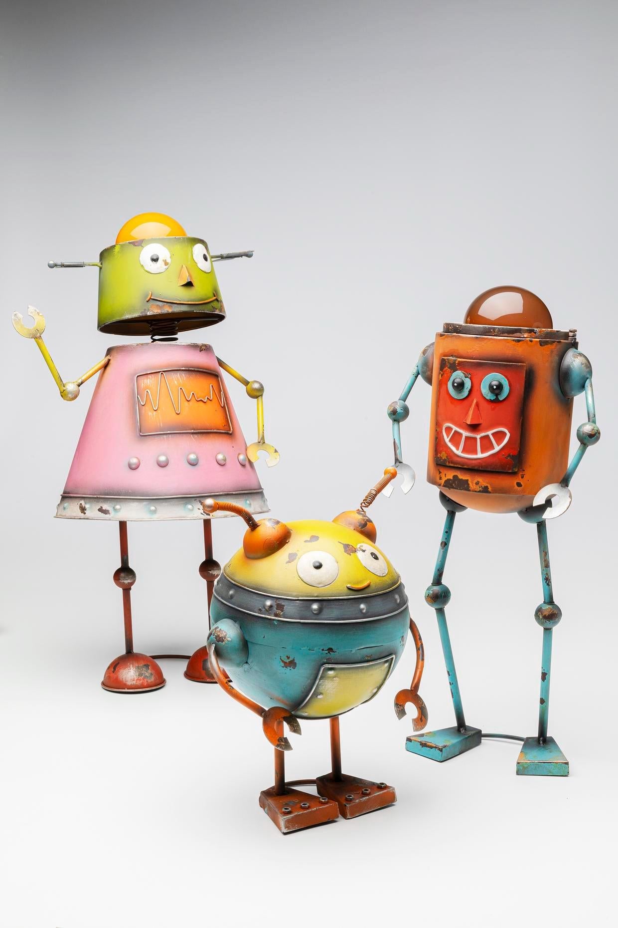 Solar Light Robot Garden Statue with Glowing Antennae – Retro Metal Outdoor Decor