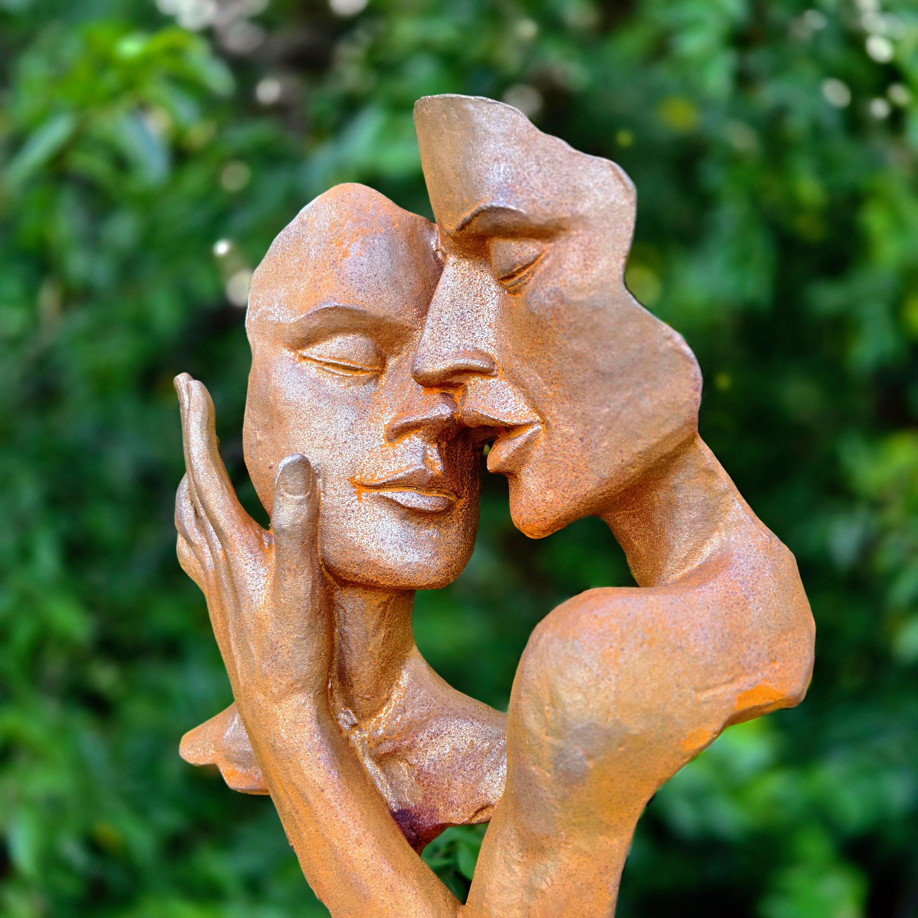 Abstract Metal Lovers Sculpture – Rustic Garden Statue, Romantic Kiss Figurine