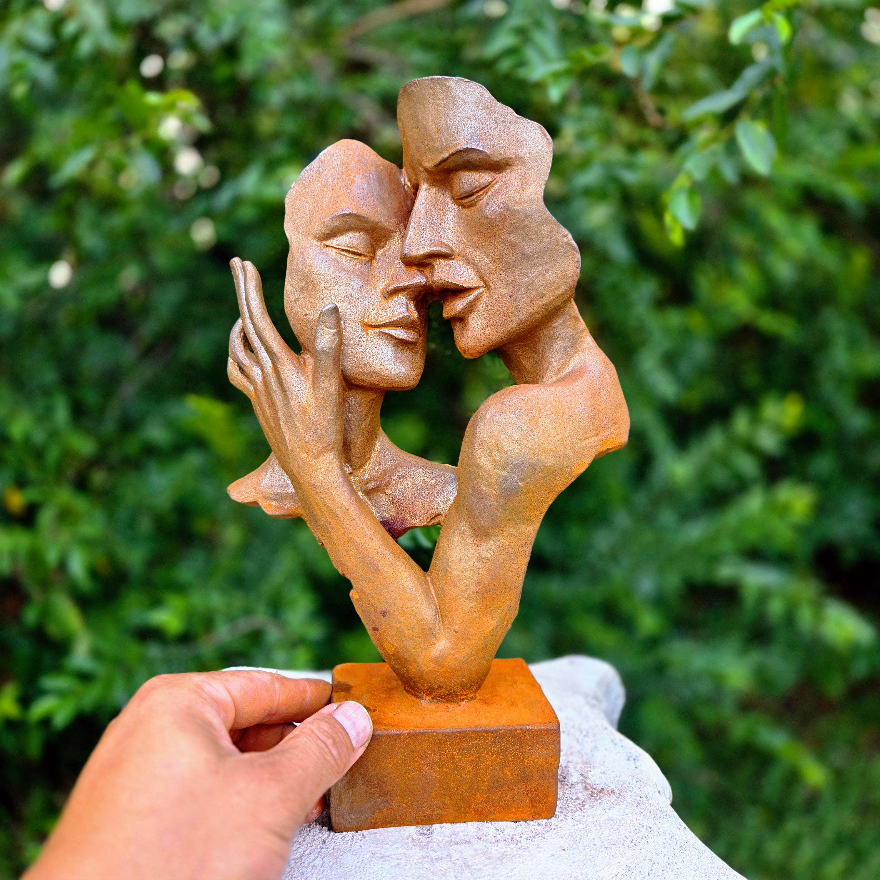 Abstract Metal Lovers Sculpture – Rustic Garden Statue, Romantic Kiss Figurine