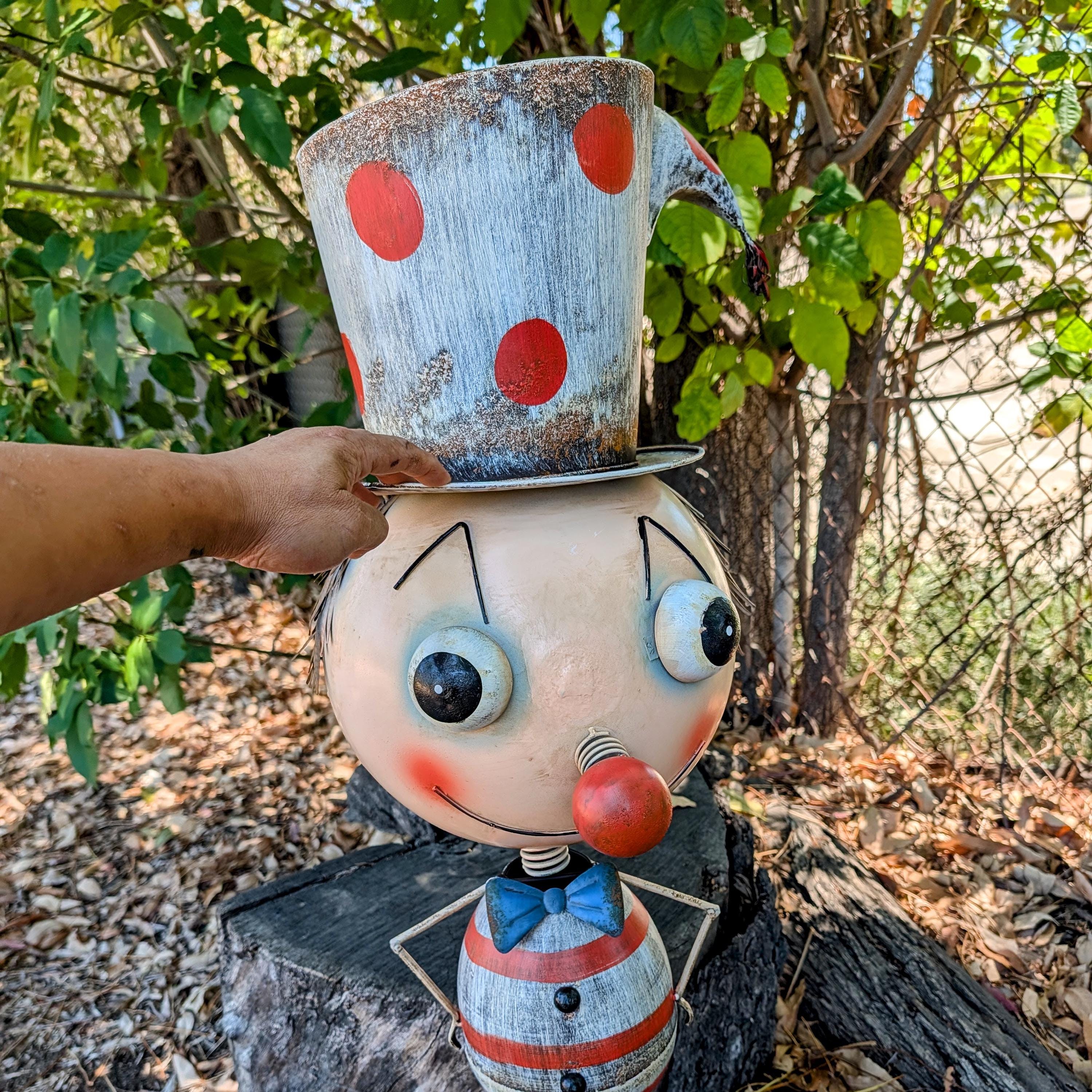 Handmade Metal Clown Garden Statue – Whimsical Circus Yard Art, Distressed Farmhouse Decor