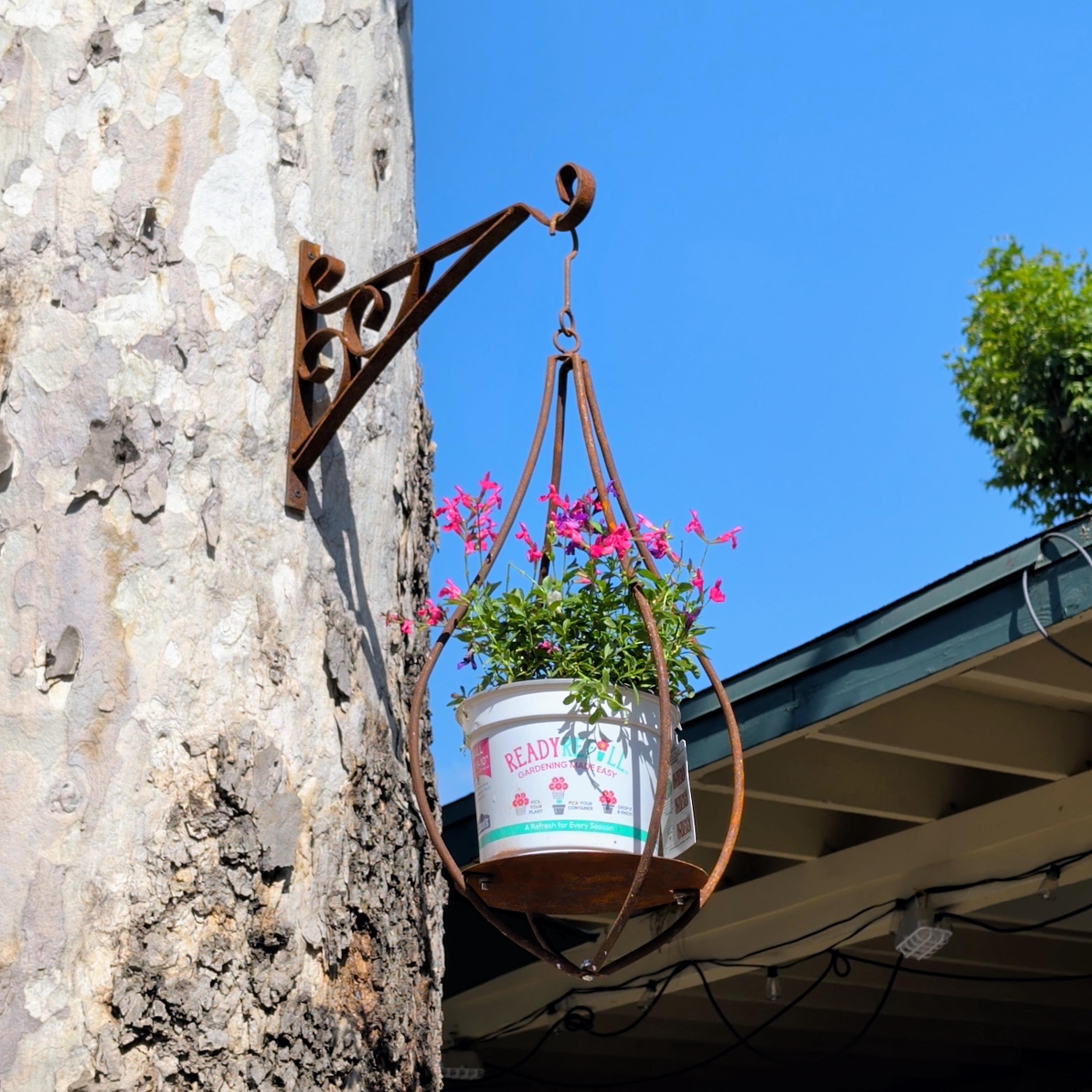 Rusty Metal Hanging Planter Holder – KD Outdoor Plant Hanger for Garden Patio Decor