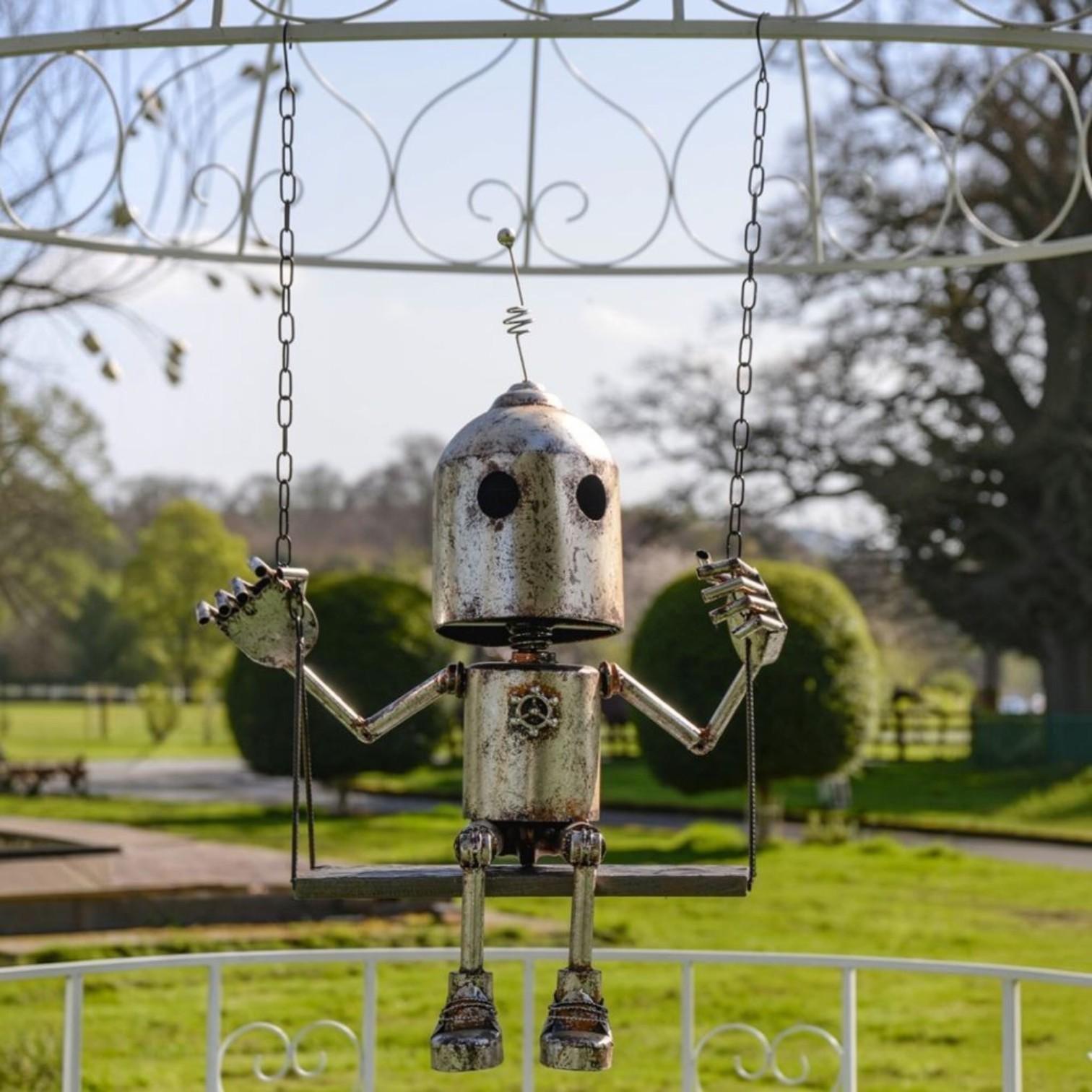Rustic Metal Robot Swing Sculpture – Industrial Garden Art Hanging Robot Decor for Outdoor Patio Yard Arch Trellis Display