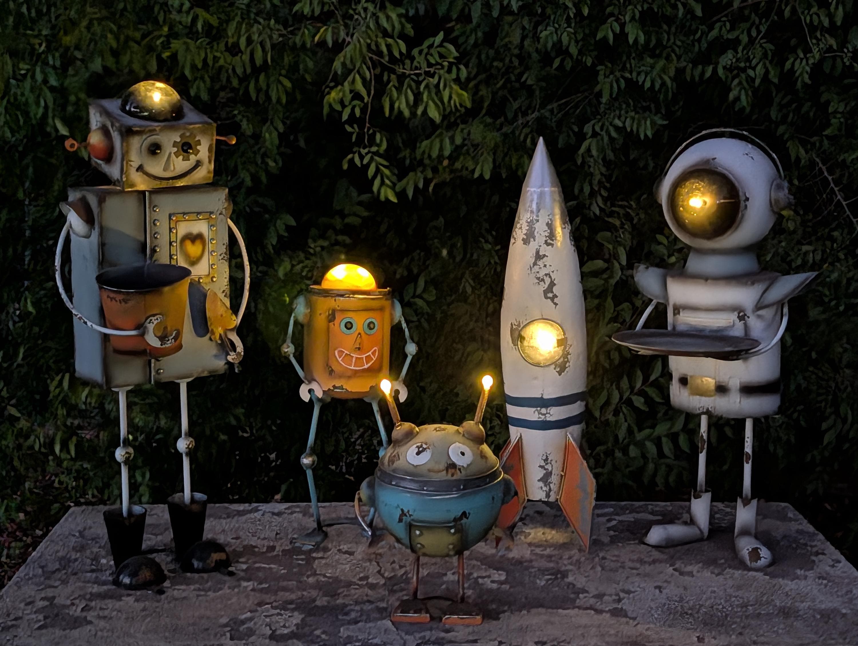 Solar Light Robot Garden Statue with Glowing Antennae – Retro Metal Outdoor Decor
