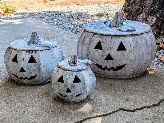 Metal Jack-O'-Lantern Pumpkin Decor – Rustic Halloween Garden Decoration – Farmhouse Fall Porch Display
