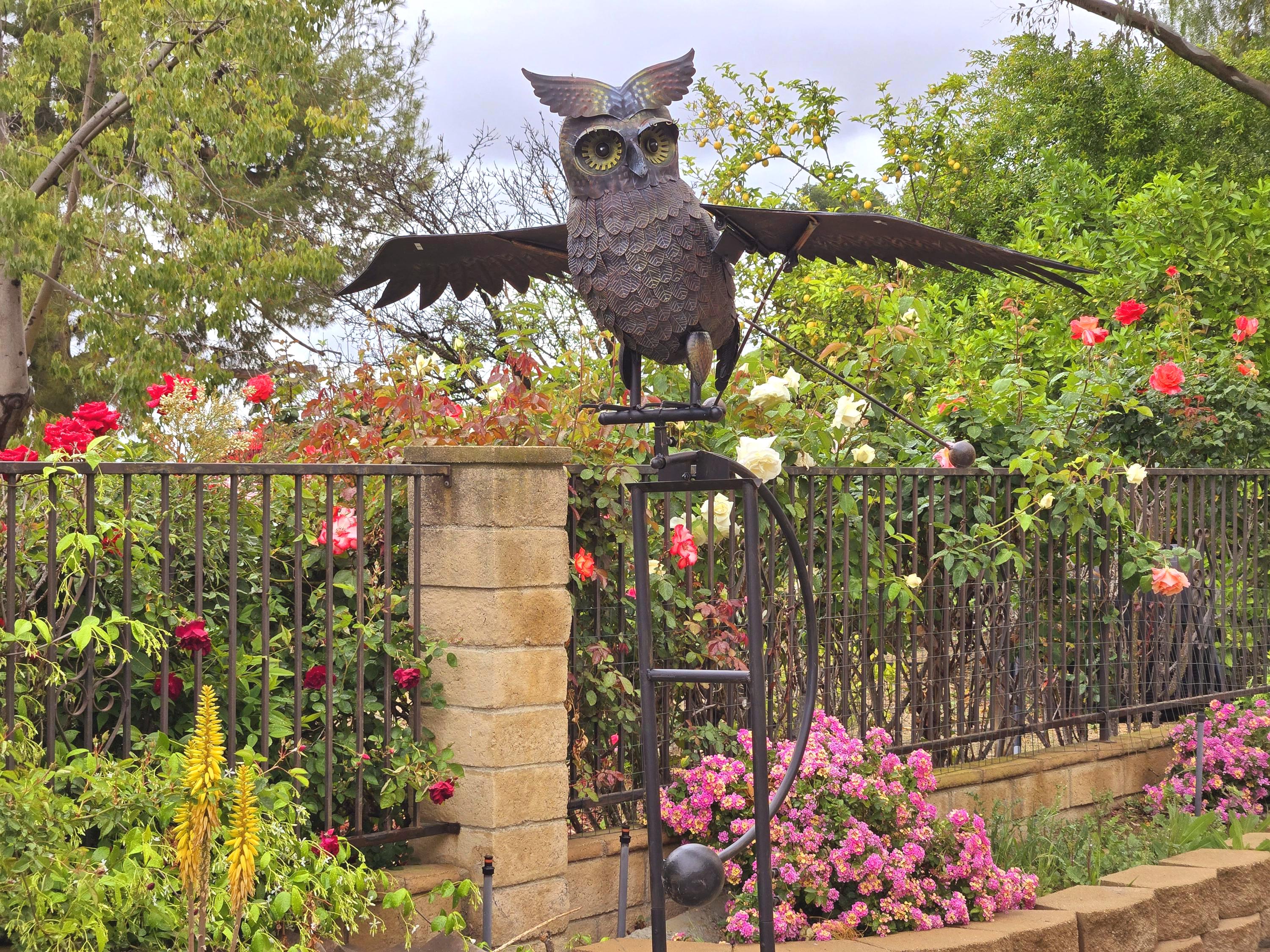 Rustic Metal Owl Garden Sculpture – Vintage Yard Art Outdoor Patio Decoration