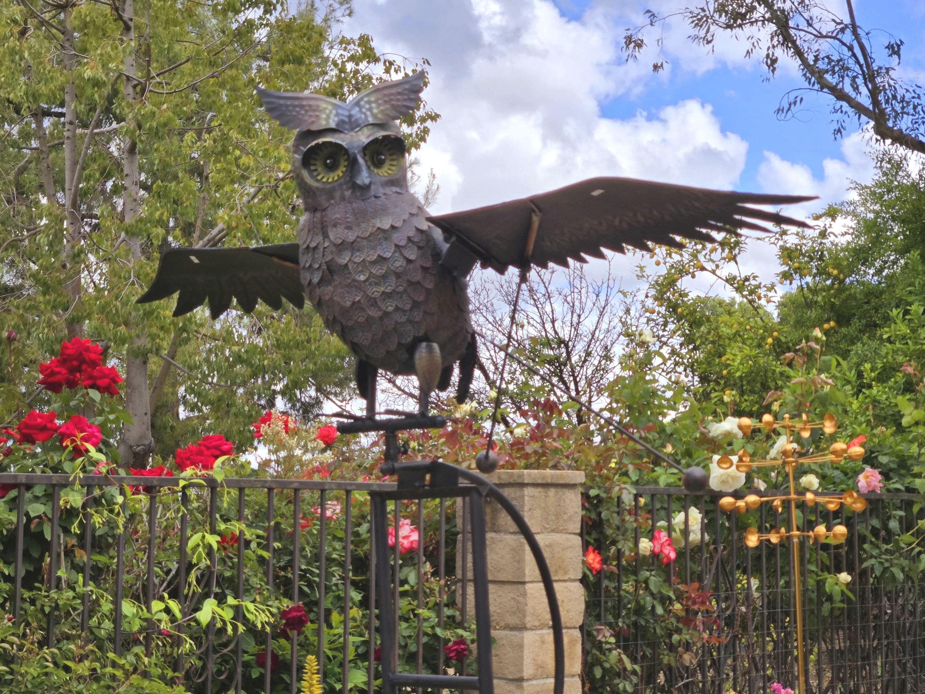 Rustic Metal Owl Garden Sculpture – Vintage Yard Art Outdoor Patio Decoration