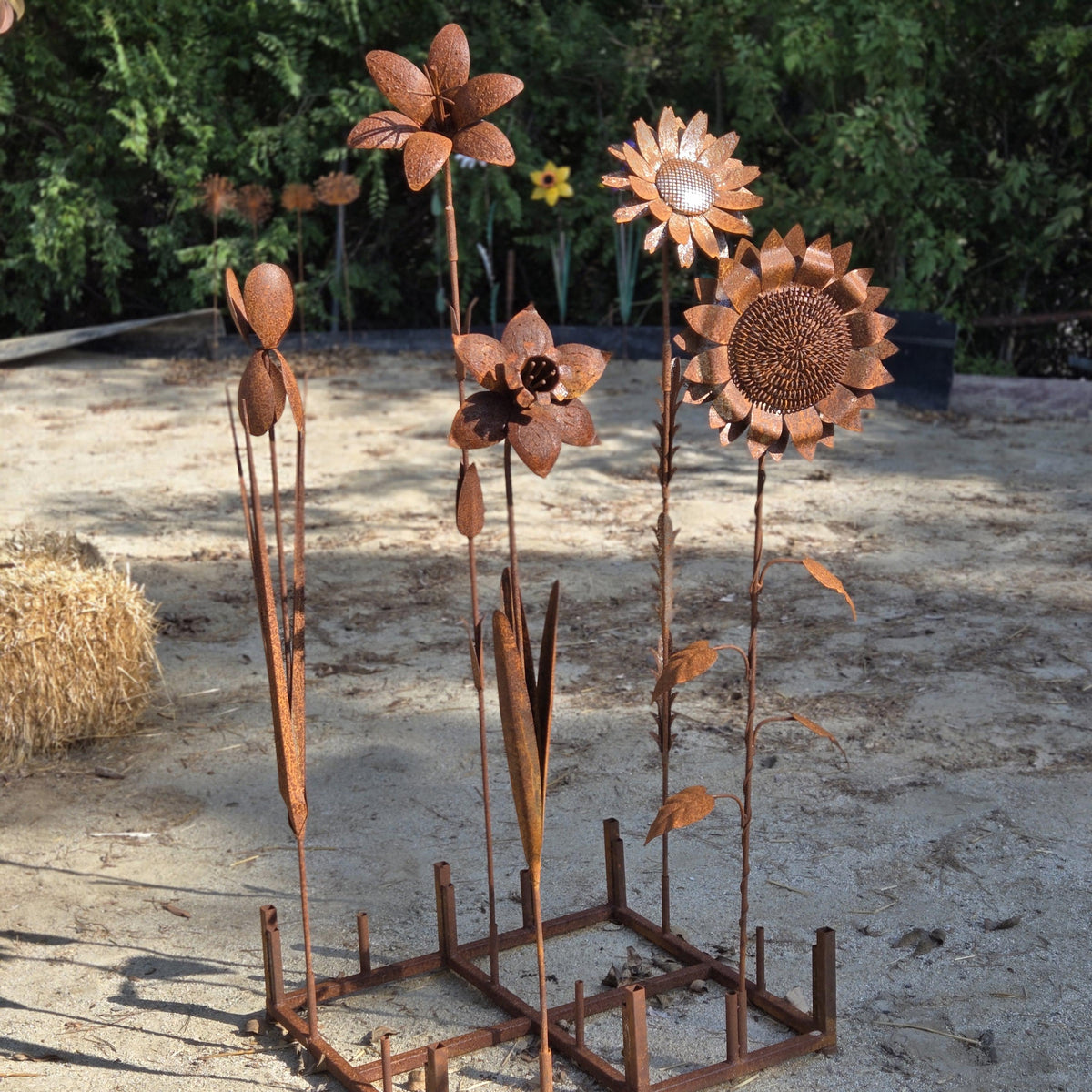 Metal Garden Flower Stake Set – Lily – Daisy