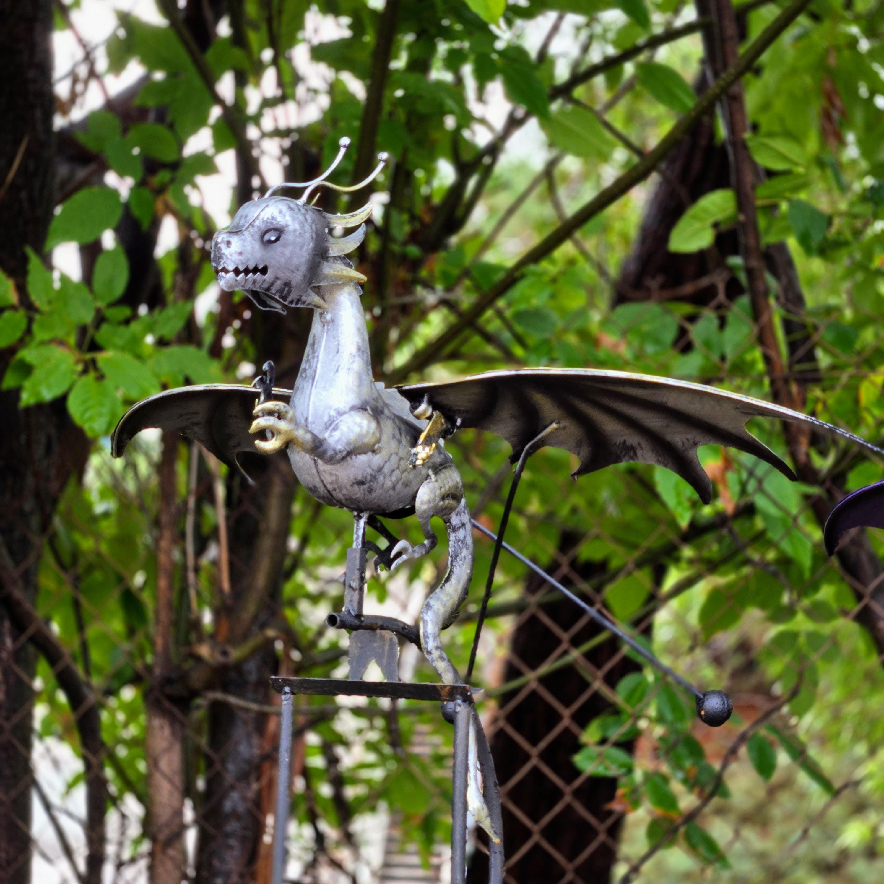 Metal Flying dragon Garden Rocker: Steel Balancing Lawn Ornament