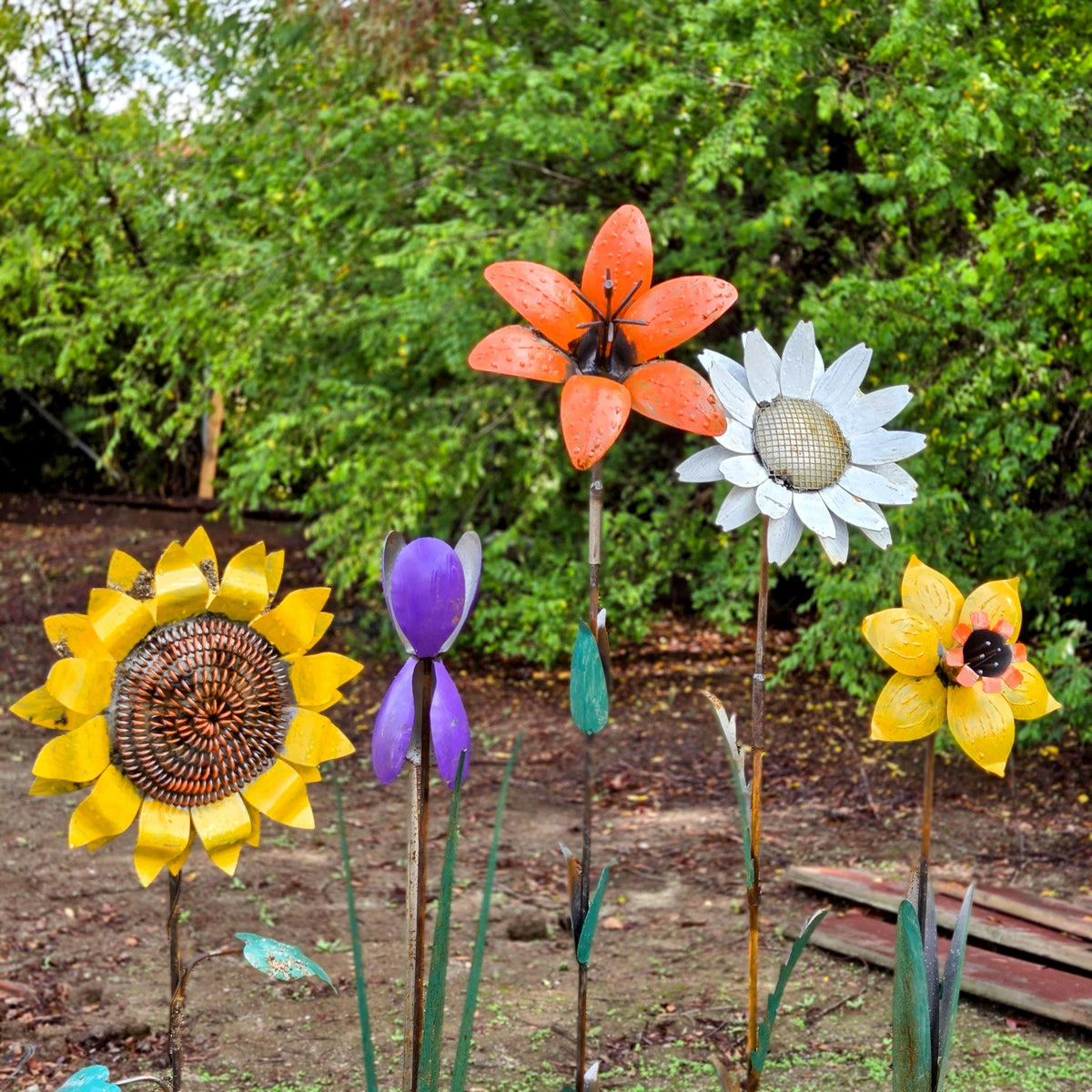 Metal Garden Flower Stake Set – Lily – Daisy