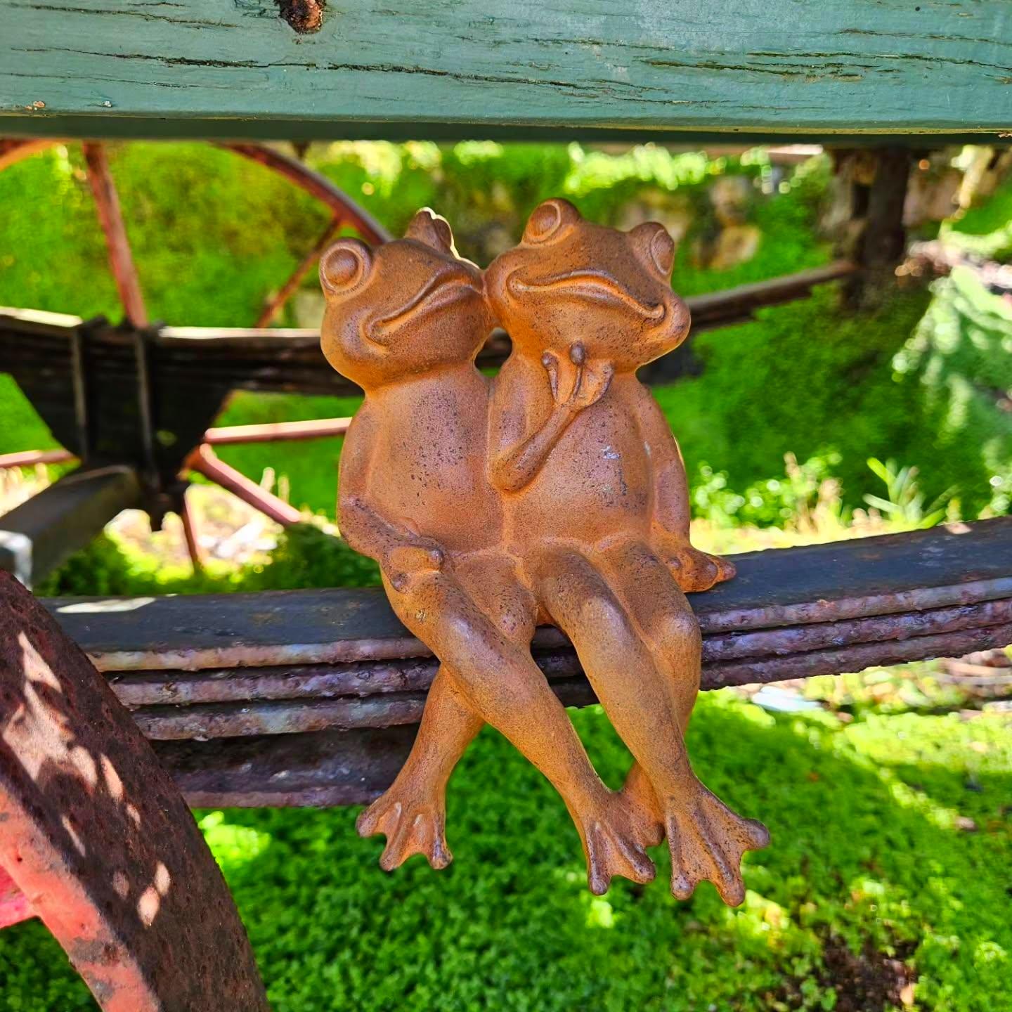 XL Cast Iron Frog Couple Statue: Rustic Garden Love Decor