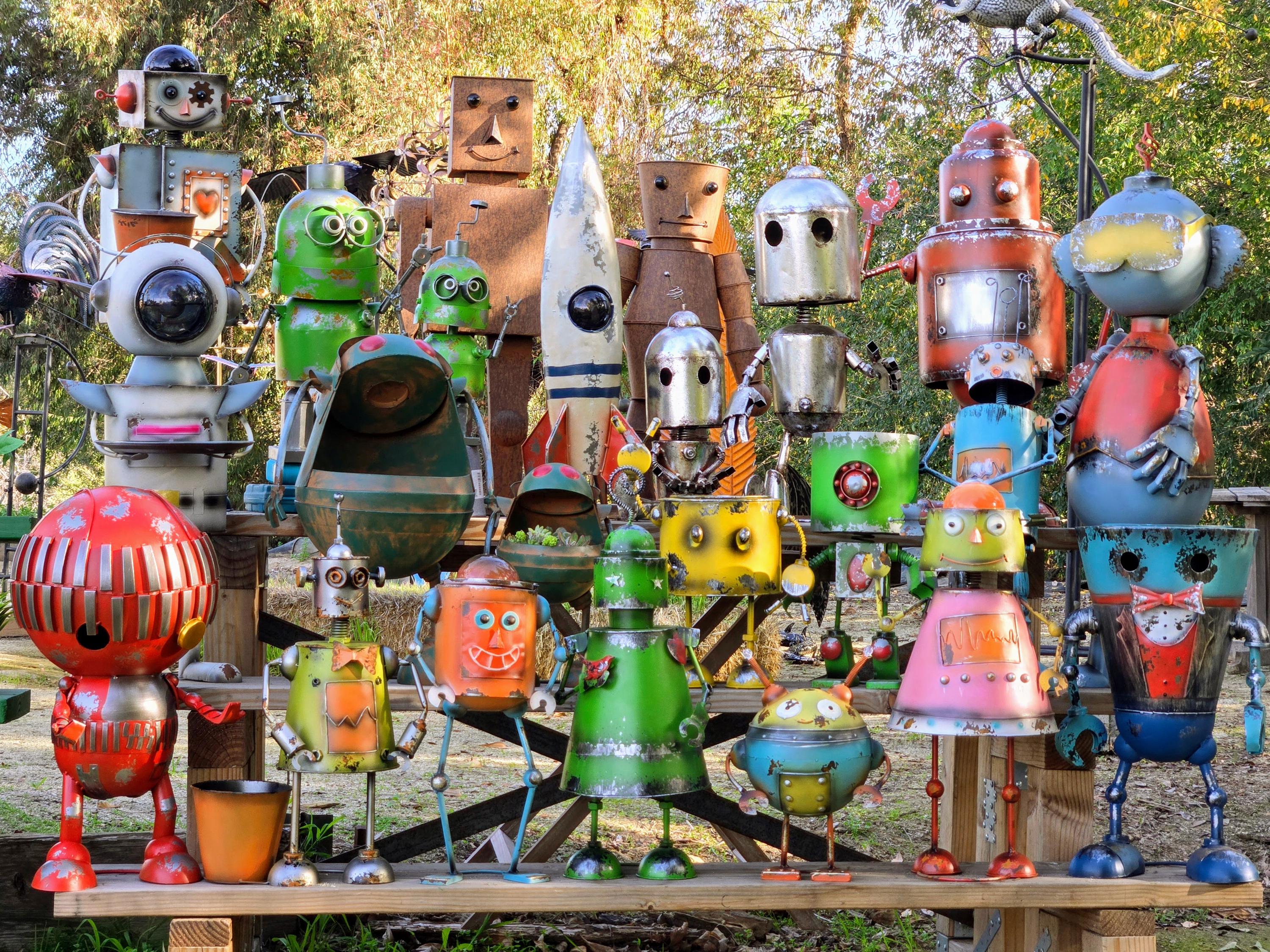 Solar Light Robot Garden Statue with Glowing Antennae – Retro Metal Outdoor Decor