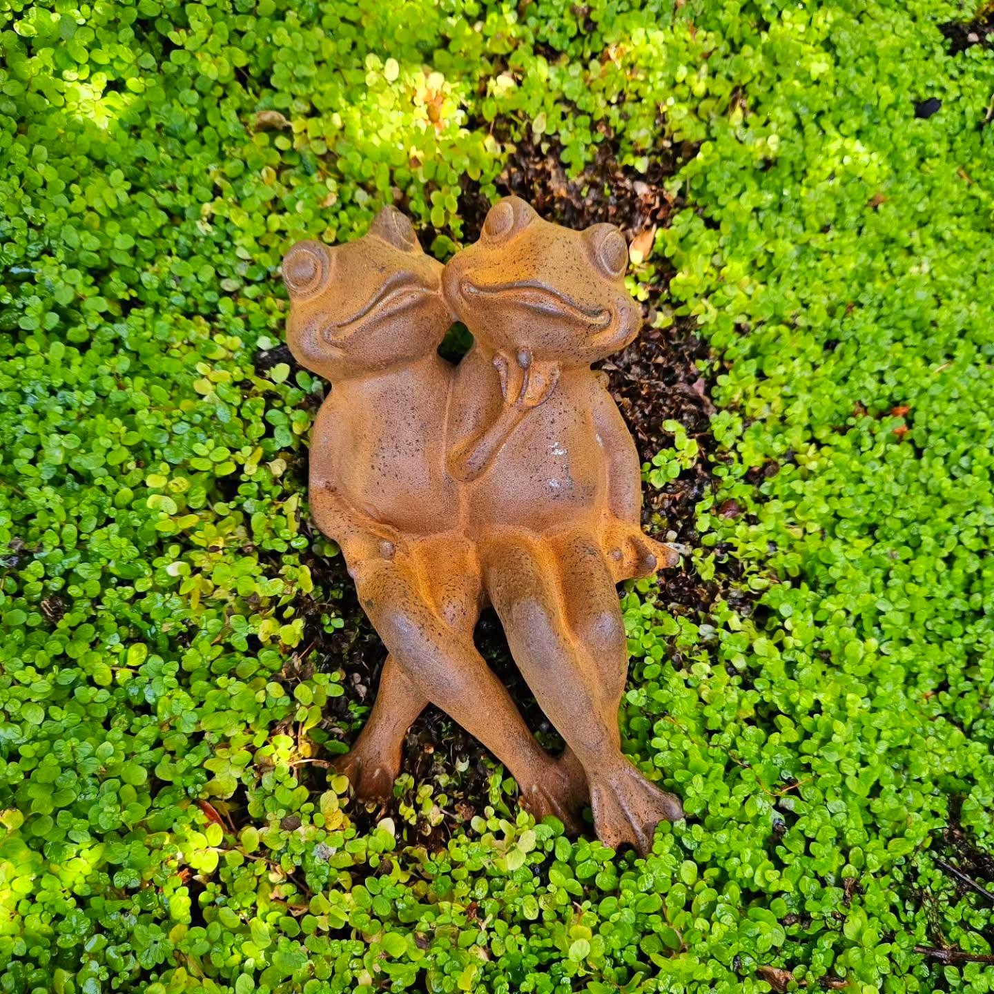 XL Cast Iron Frog Couple Statue: Rustic Garden Love Decor