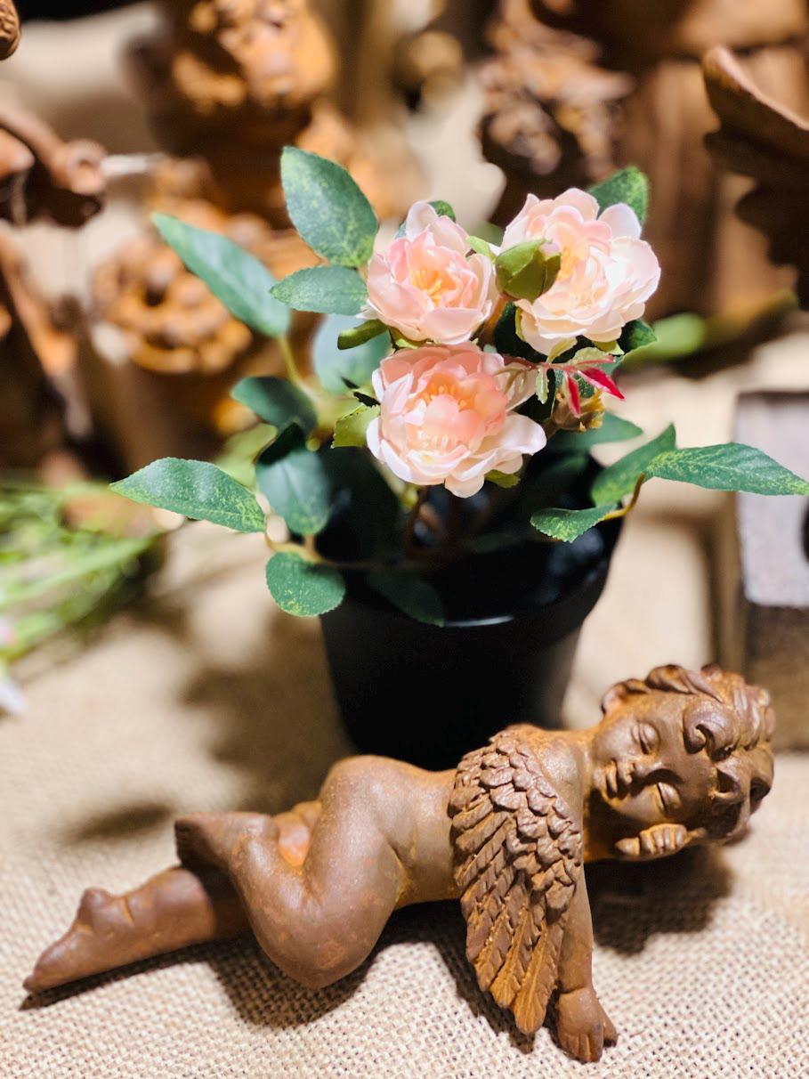 Vintage Praying Angel Statue: Handcrafted Cast Iron Garden Decor