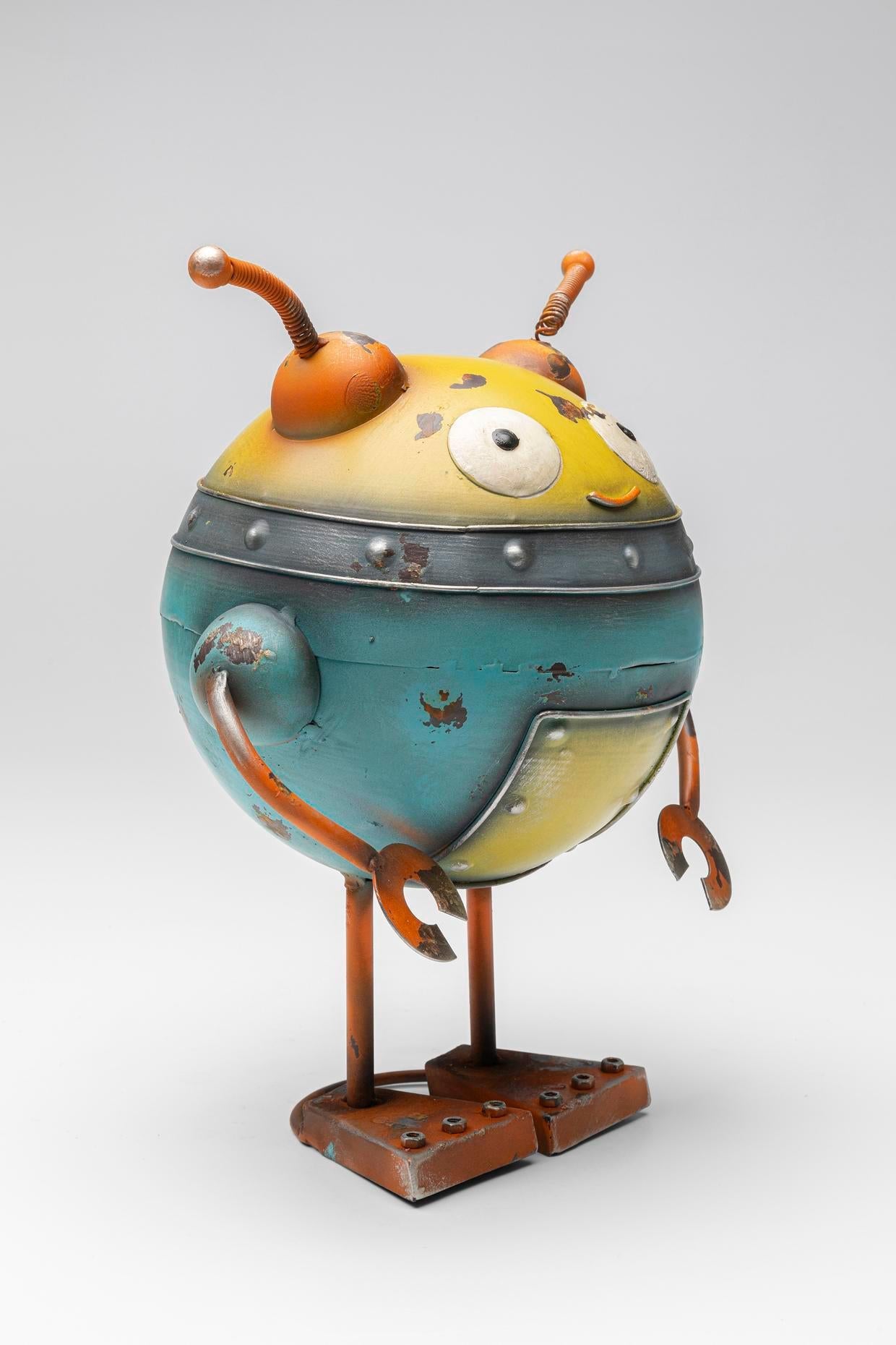 Solar Light Robot Garden Statue with Glowing Antennae – Retro Metal Outdoor Decor
