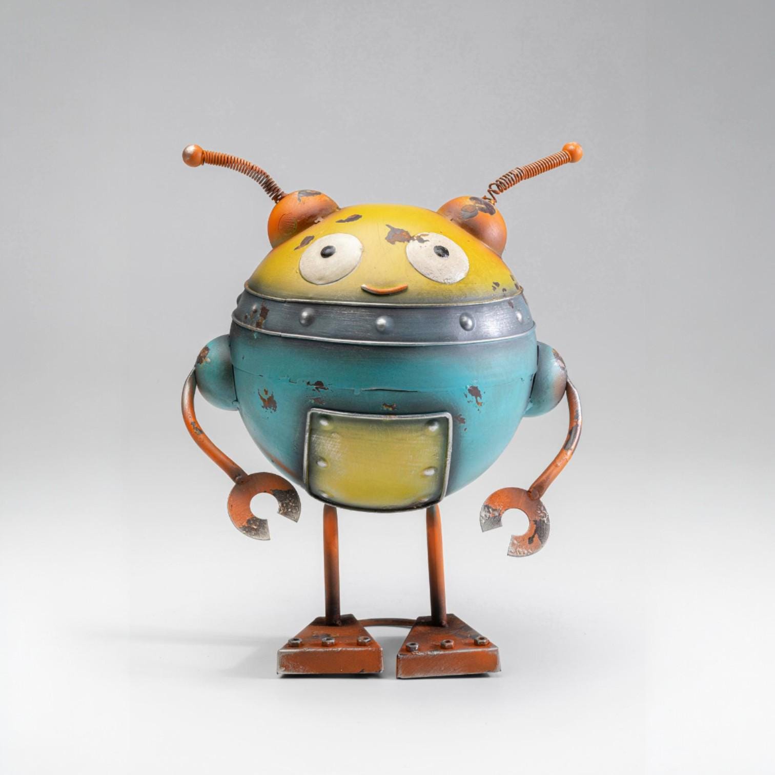 Solar Light Robot Garden Statue with Glowing Antennae – Retro Metal Outdoor Decor