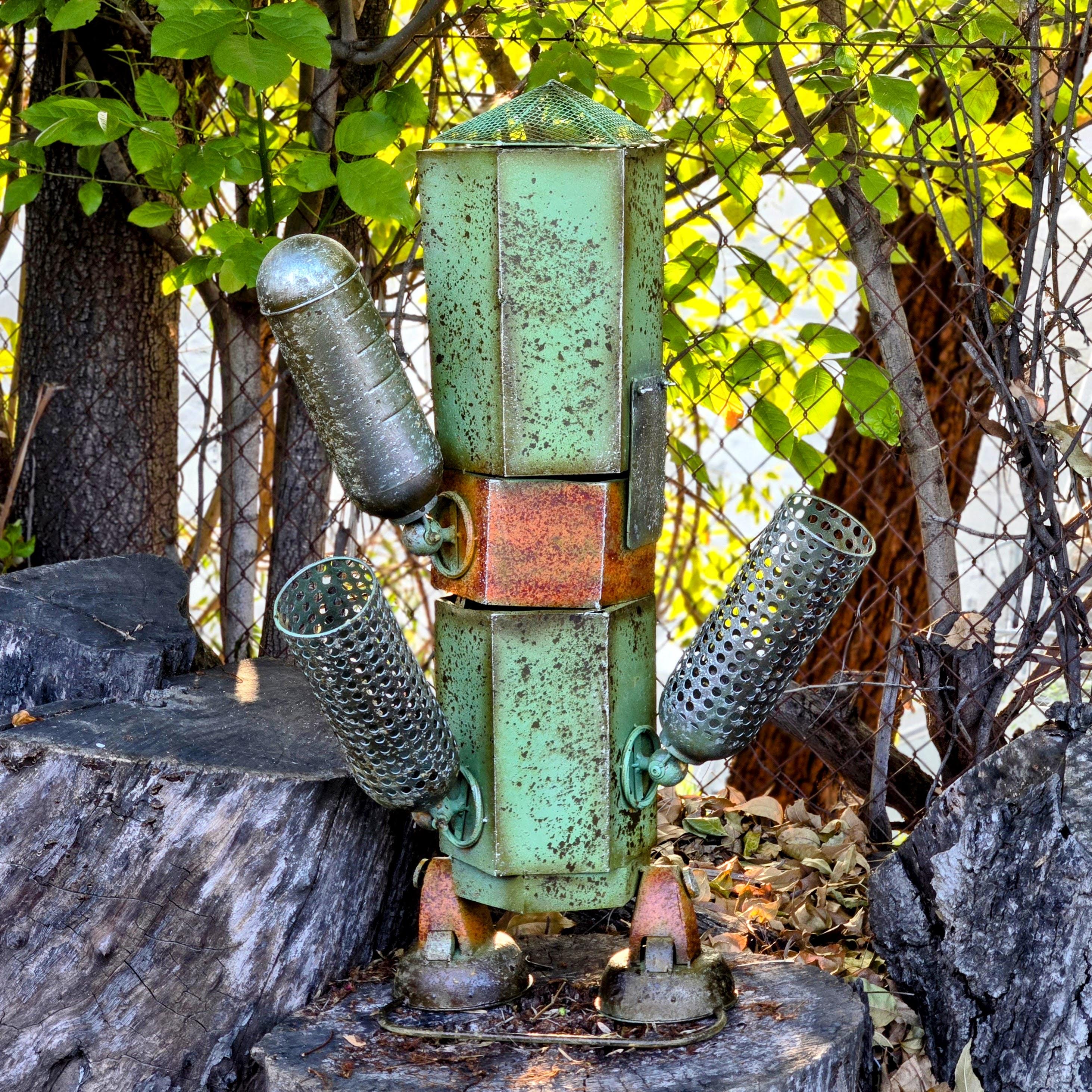 Cactus Robot Metal Garden Sculpture – Rustic Industrial Planter Yard Art for Outdoor Garden Patio