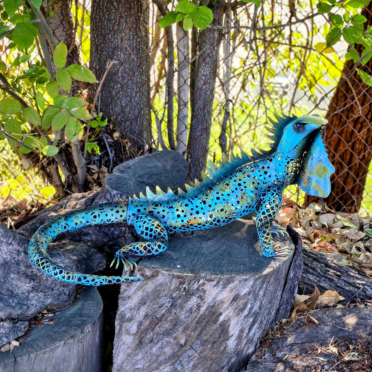Blue Metal Iguana Garden Sculpture – Rustic Tropical Yard Art Outdoor Garden Decor
