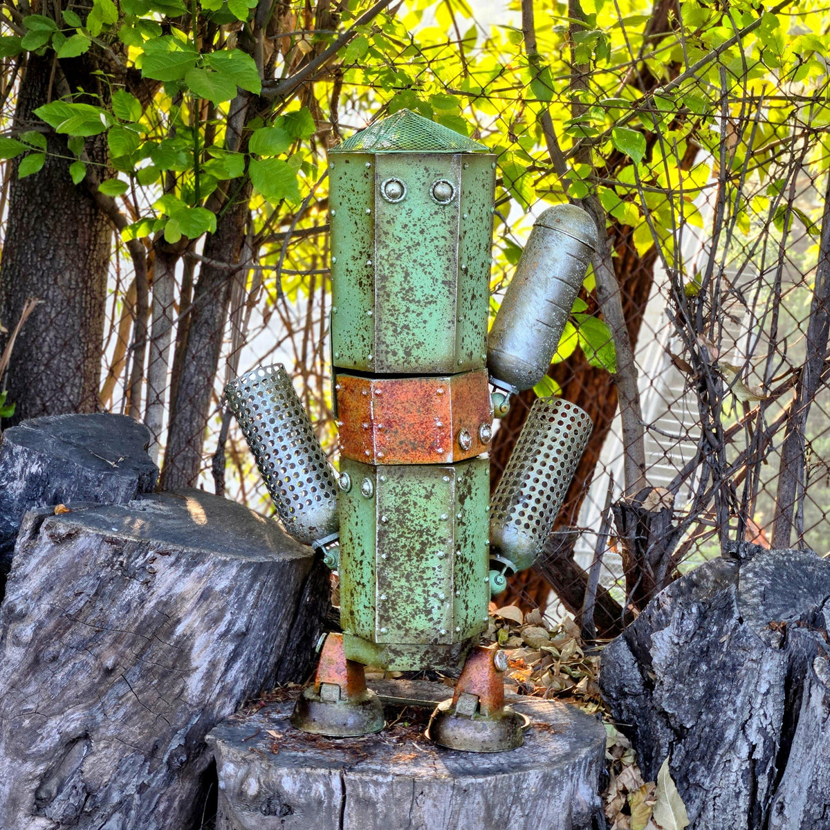 Cactus Robot Metal Garden Sculpture – Rustic Industrial Planter Yard Art for Outdoor Garden Patio