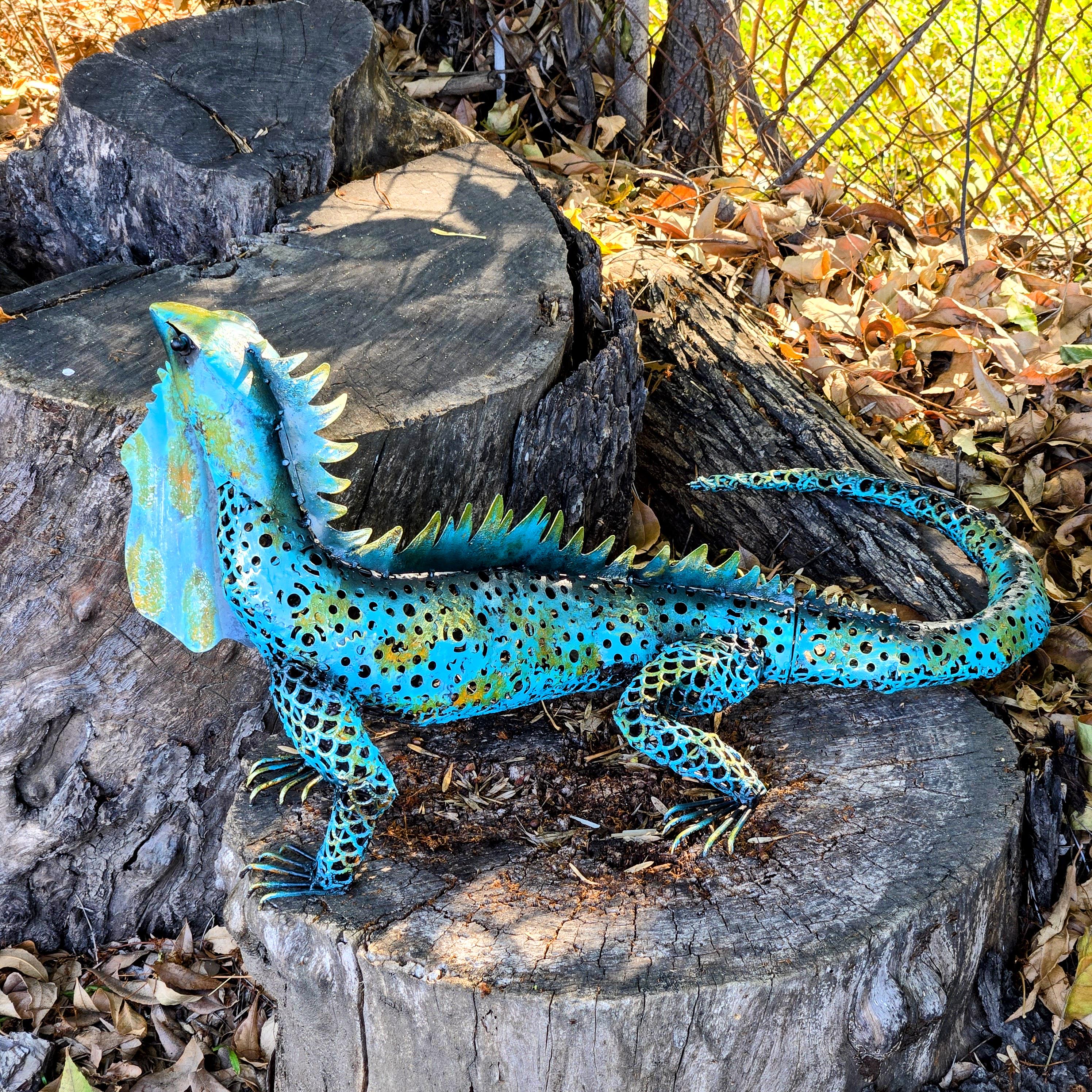 Blue Metal Iguana Garden Sculpture – Rustic Tropical Yard Art Outdoor Garden Decor