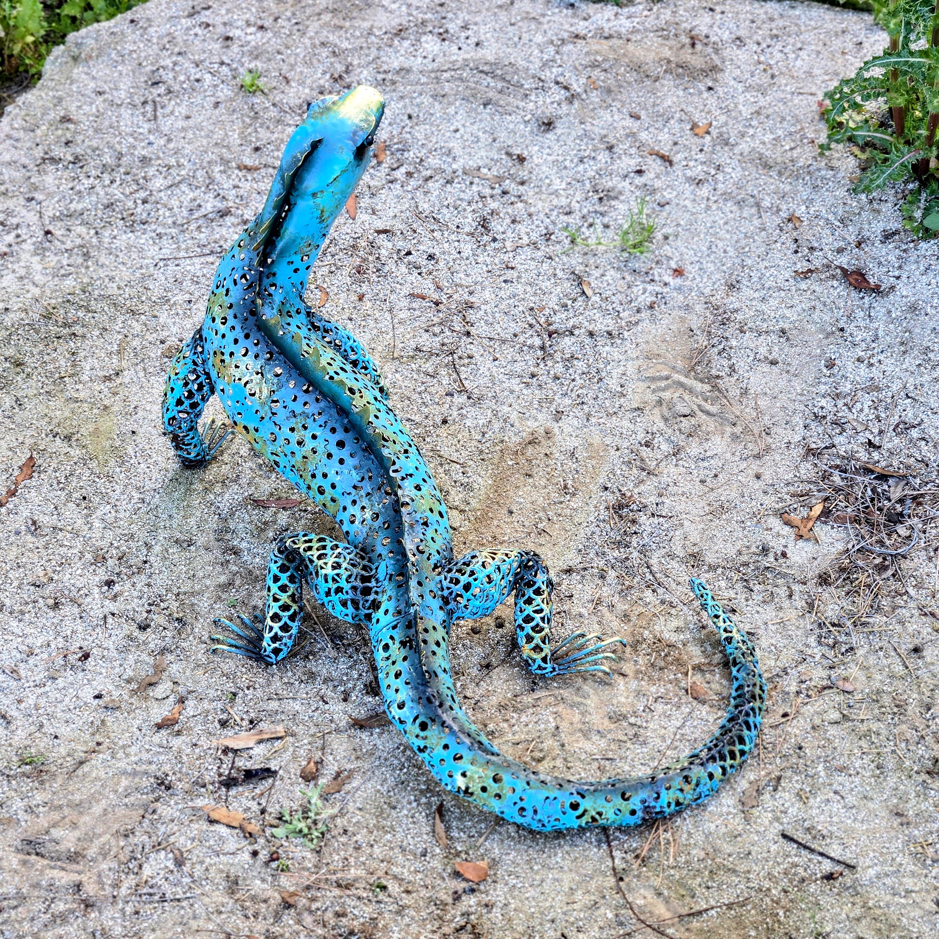 Blue Metal Iguana Garden Sculpture – Rustic Tropical Yard Art Outdoor Garden Decor