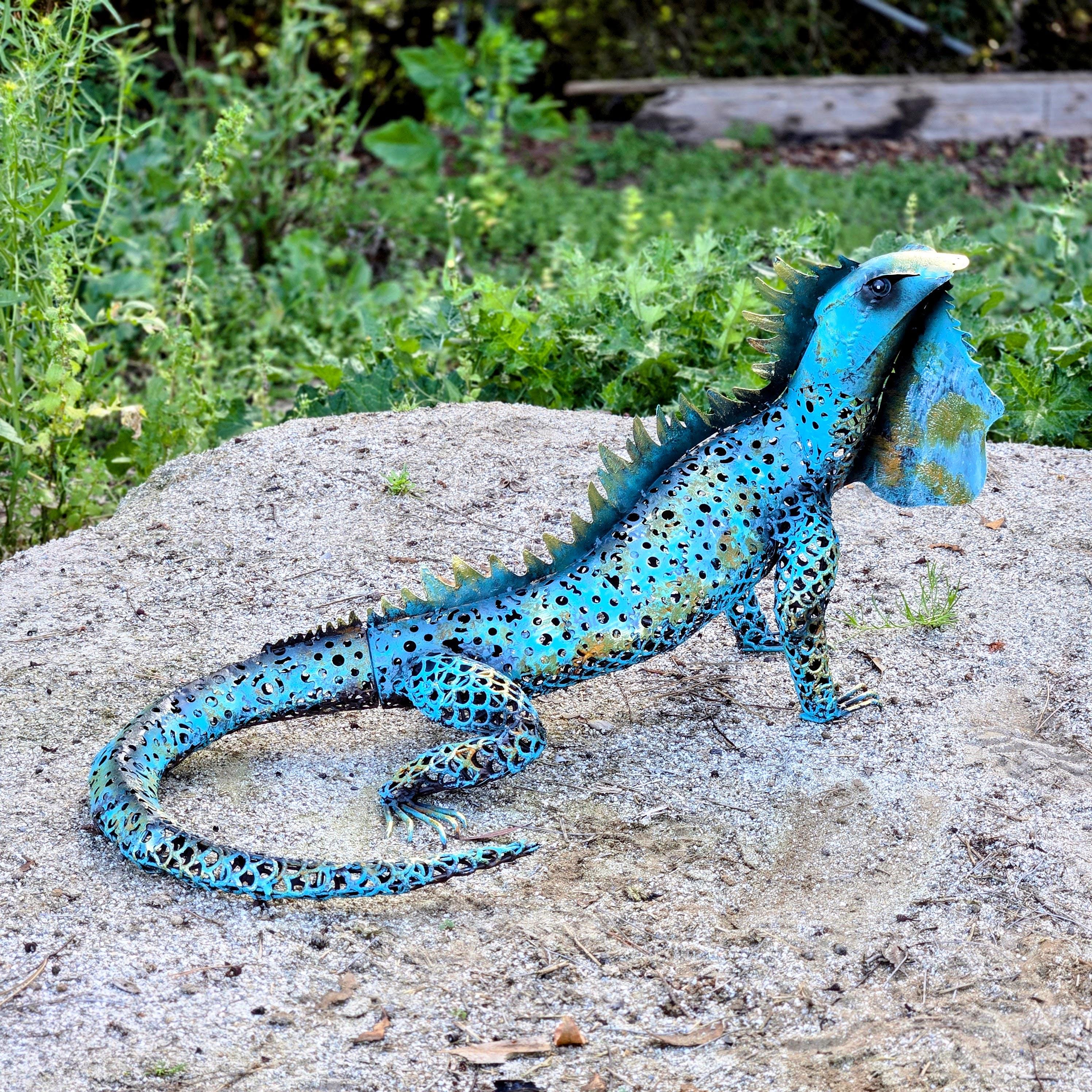 Blue Metal Iguana Garden Sculpture – Rustic Tropical Yard Art Outdoor Garden Decor