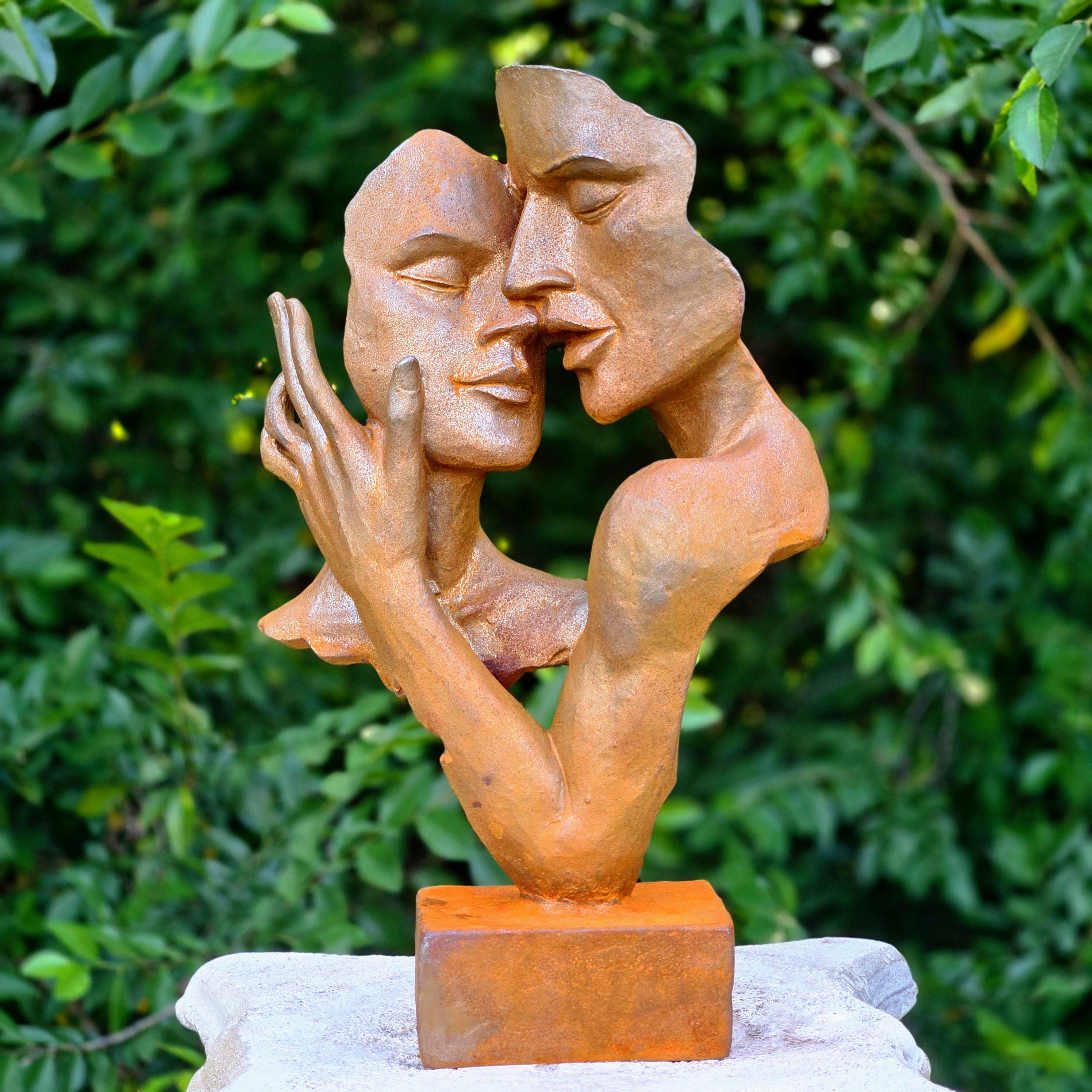 Abstract Metal Lovers Sculpture – Rustic Garden Statue, Romantic Kiss Figurine