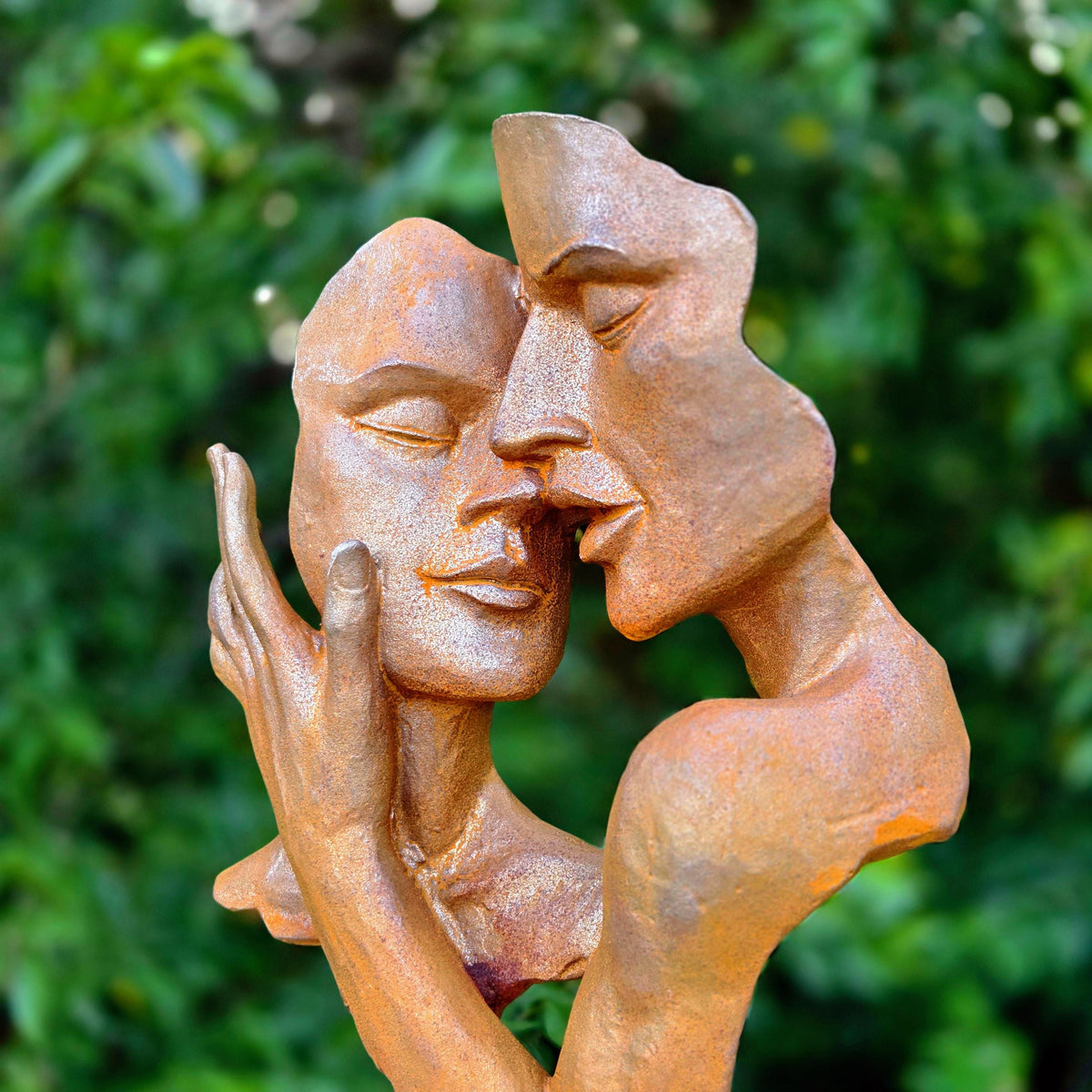 Abstract Metal Lovers Sculpture – Rustic Garden Statue, Romantic Kiss Figurine