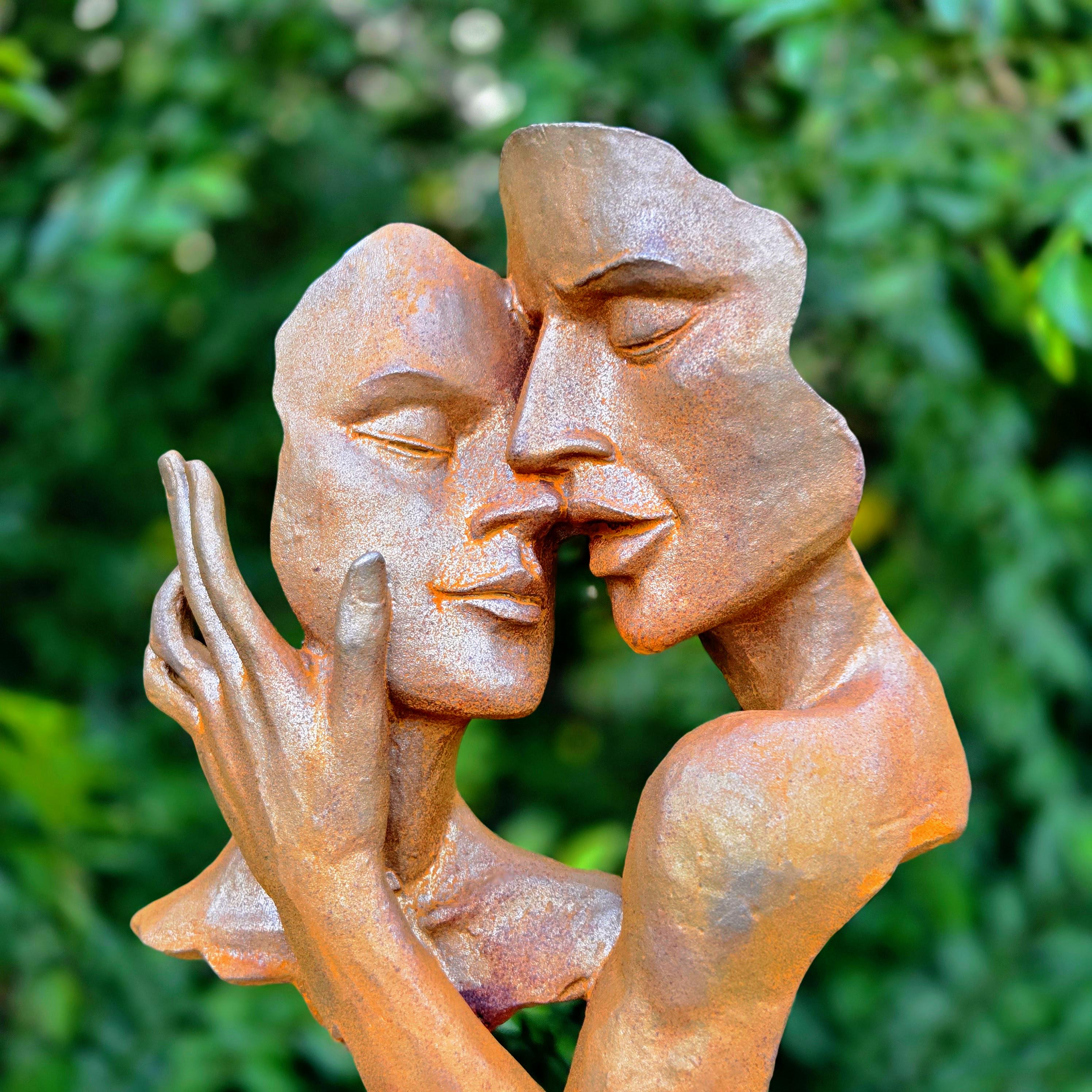 Abstract Metal Lovers Sculpture – Rustic Garden Statue, Romantic Kiss Figurine