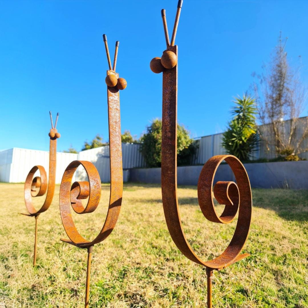 Rusty Metal Snail Garden Stake – Minimalist Spiral Yard Art Outdoor Sculpture for Garden Decor