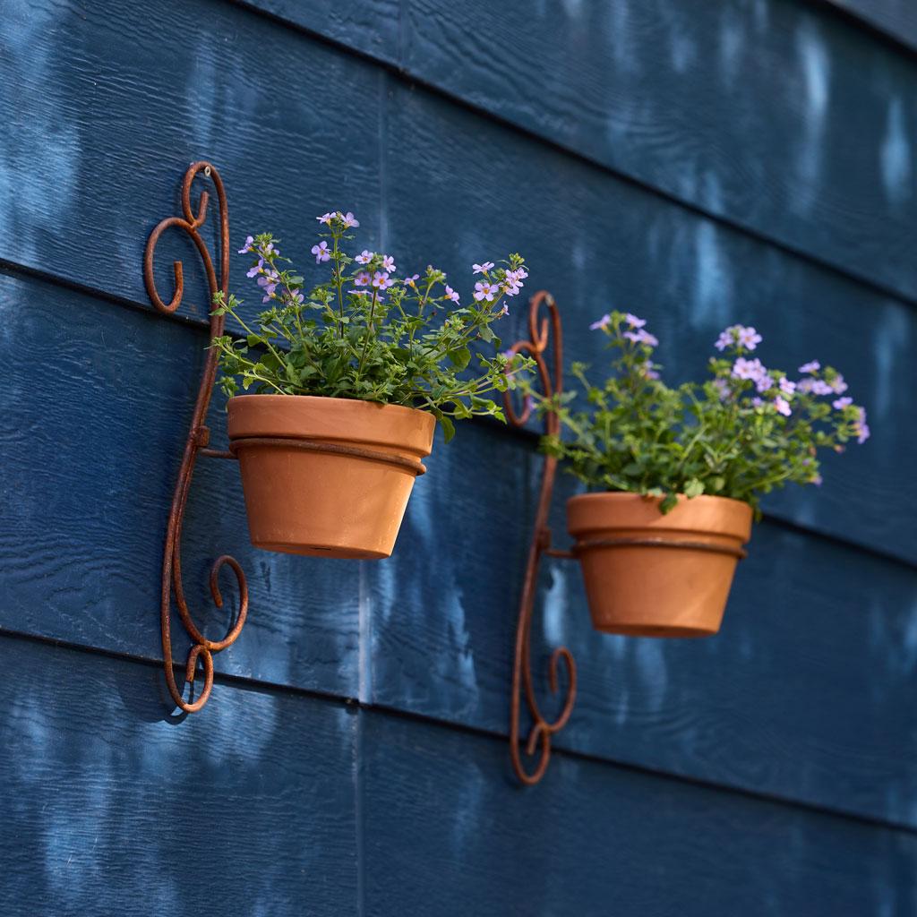 Rusty Metal Wall Planter Bracket – Vintage Hanging Flower Pot Holder for Outdoor Garden Decor