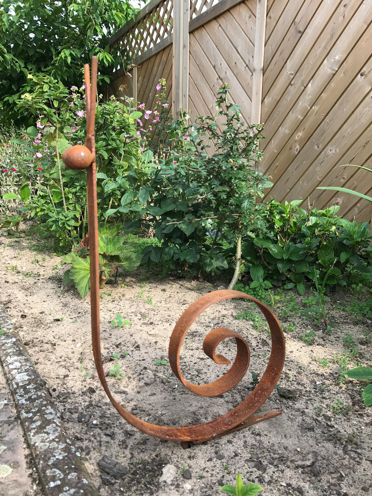 Rusty Metal Snail Garden Stake – Minimalist Spiral Yard Art Outdoor Sculpture for Garden Decor