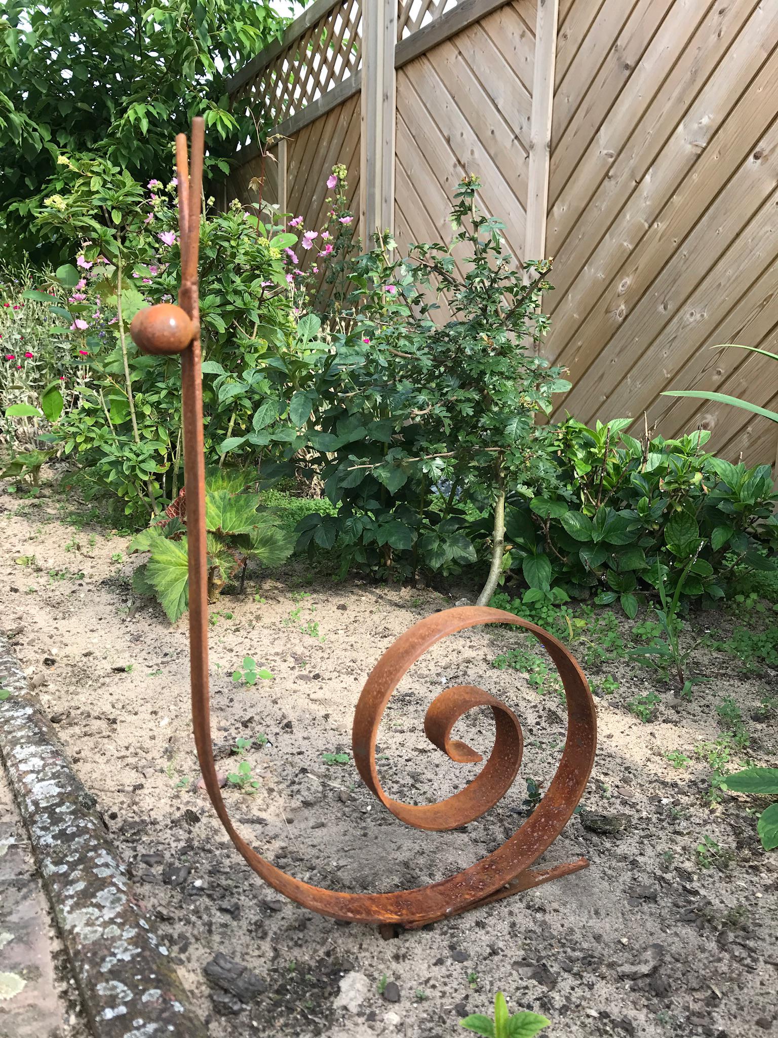 Rusty Metal Snail Garden Stake – Minimalist Spiral Yard Art Outdoor Sculpture for Garden Decor