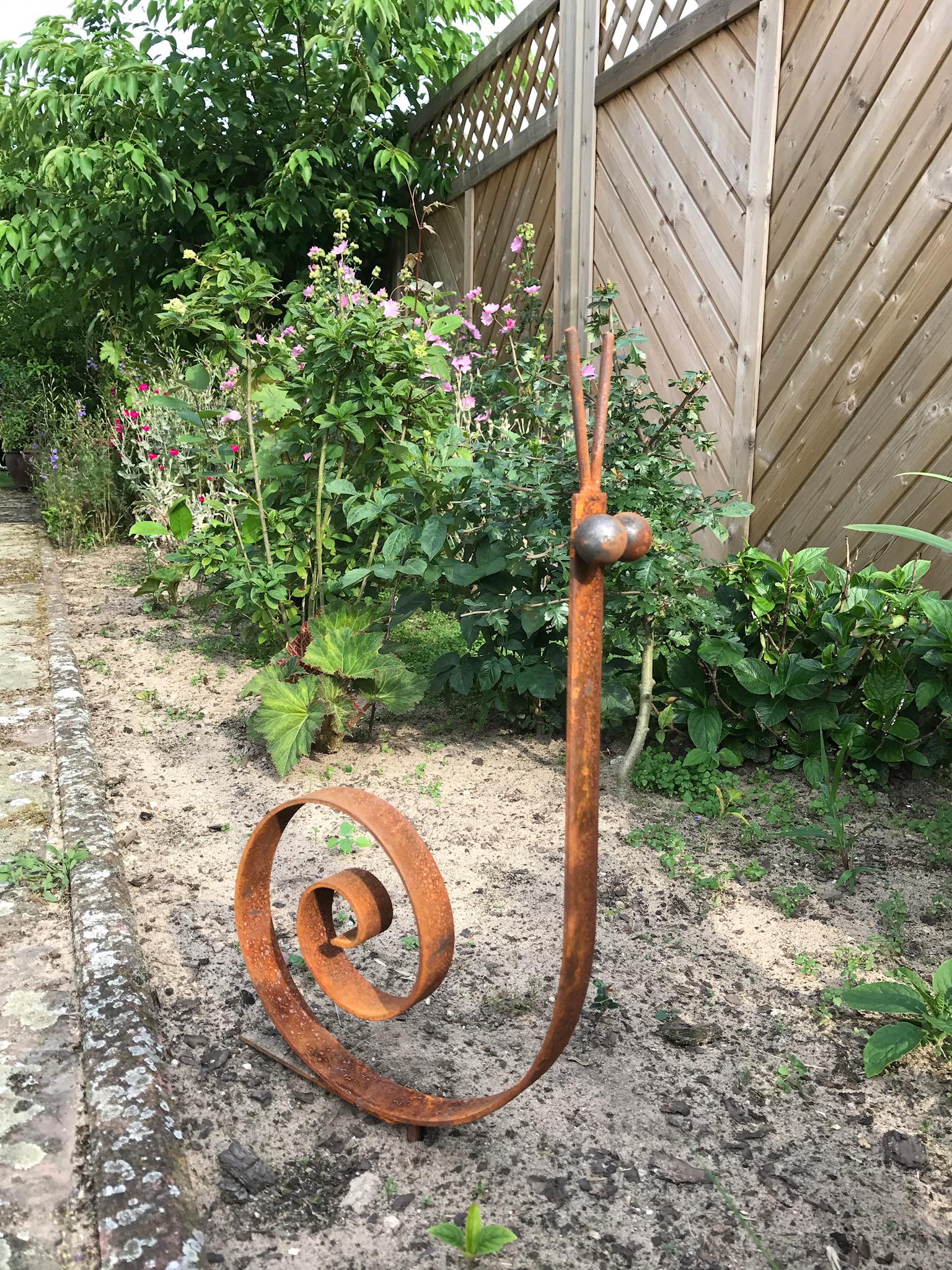 Rusty Metal Snail Garden Stake – Minimalist Spiral Yard Art Outdoor Sculpture for Garden Decor