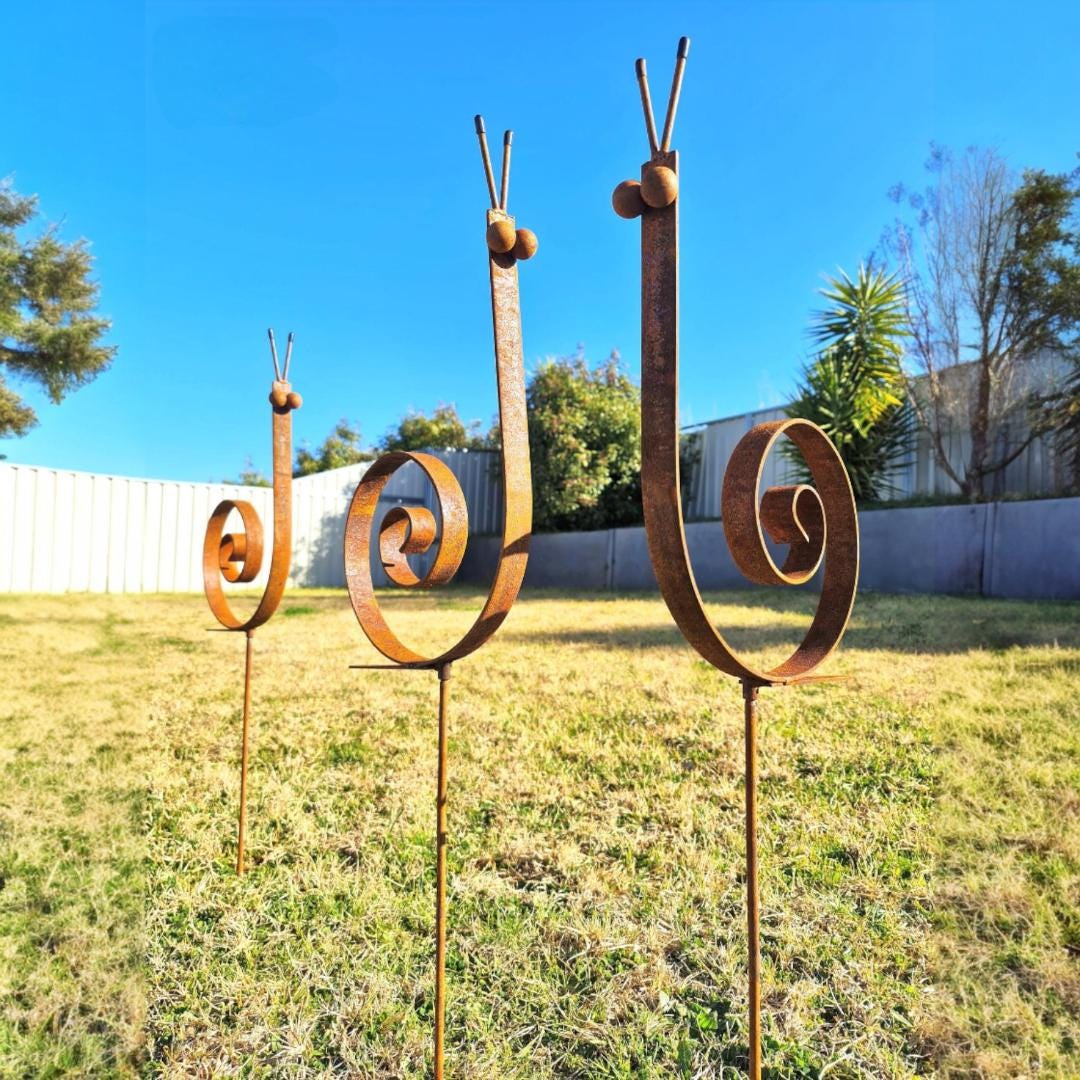 Rusty Metal Snail Garden Stake – Minimalist Spiral Yard Art Outdoor Sculpture for Garden Decor