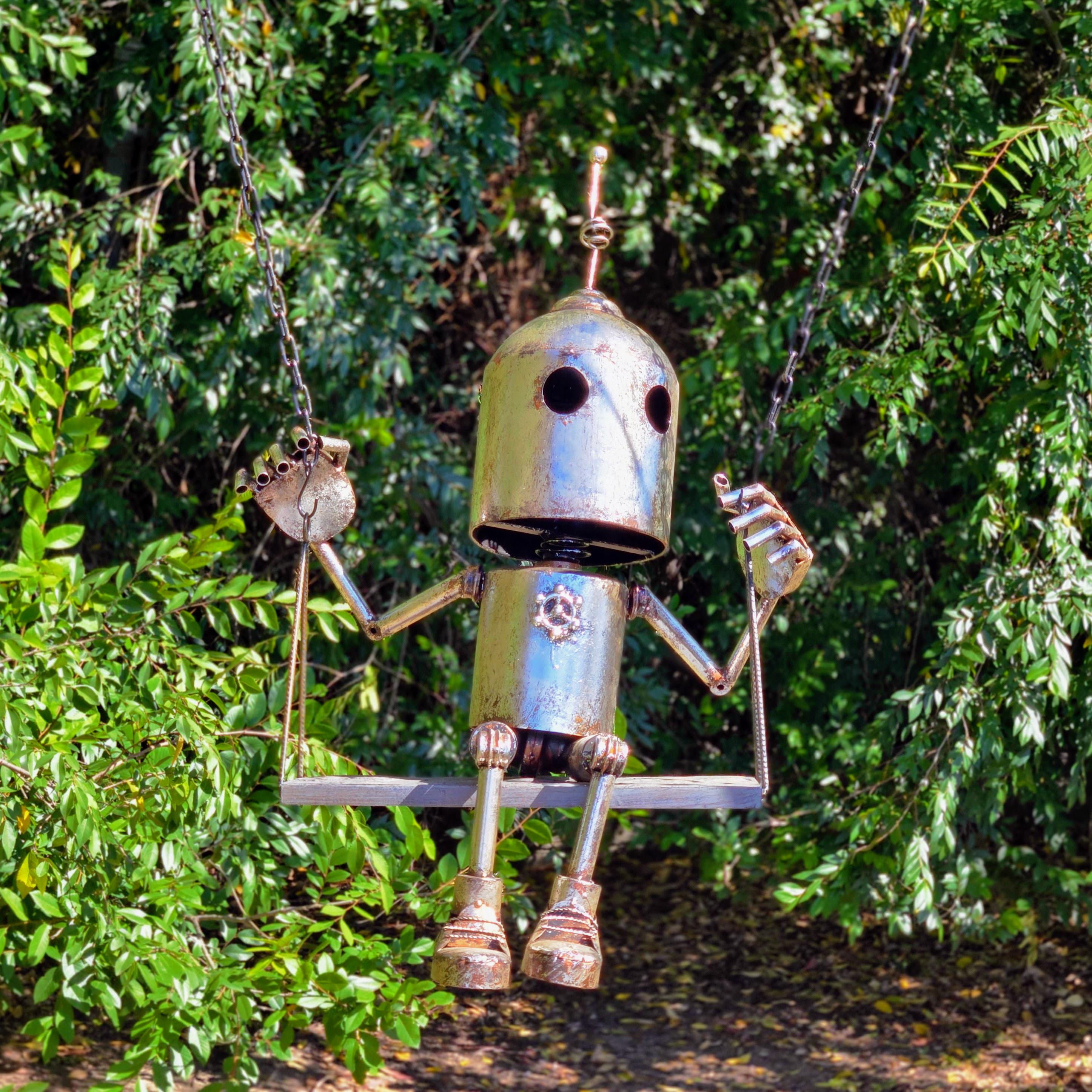 Rustic Metal Robot Swing Sculpture – Industrial Garden Art Hanging Robot Decor for Outdoor Patio Yard Arch Trellis Display