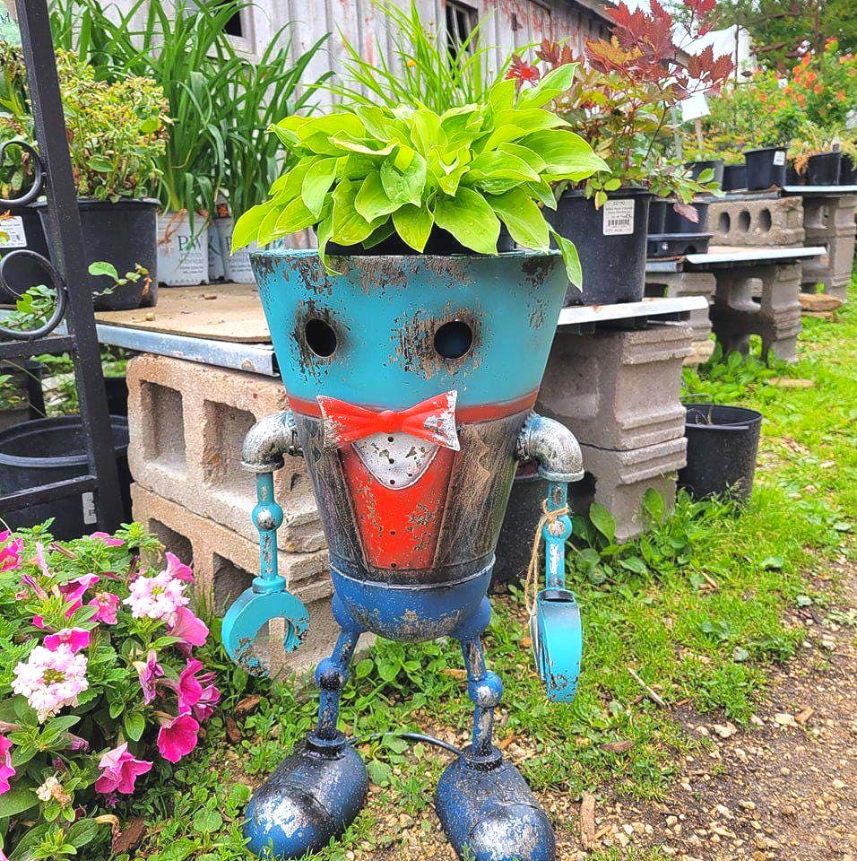 Vintage Metal Robot Planter – Rustic Garden Robot Flower Pot Decor