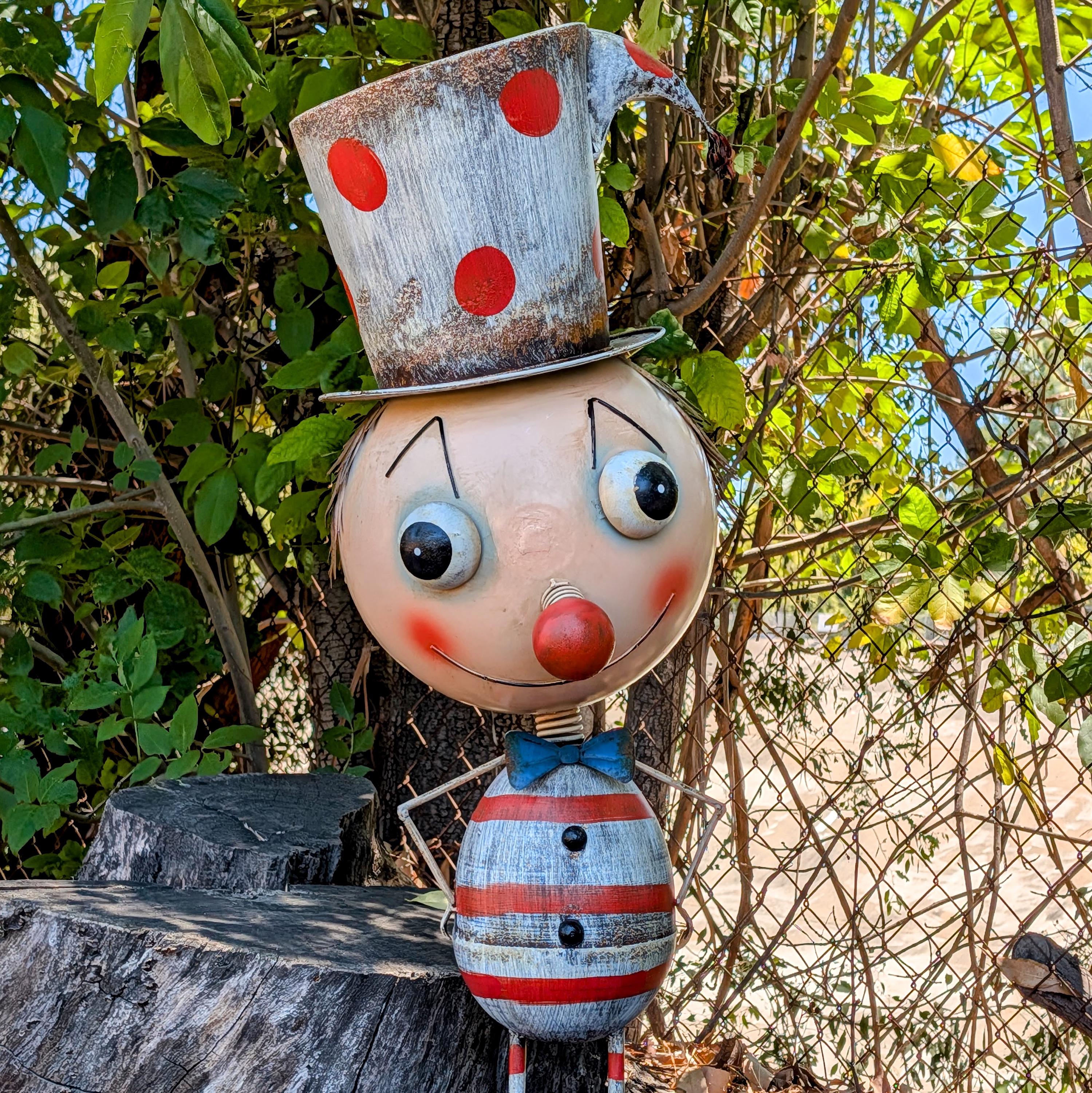 Handmade Metal Clown Garden Statue – Whimsical Circus Yard Art, Distressed Farmhouse Decor