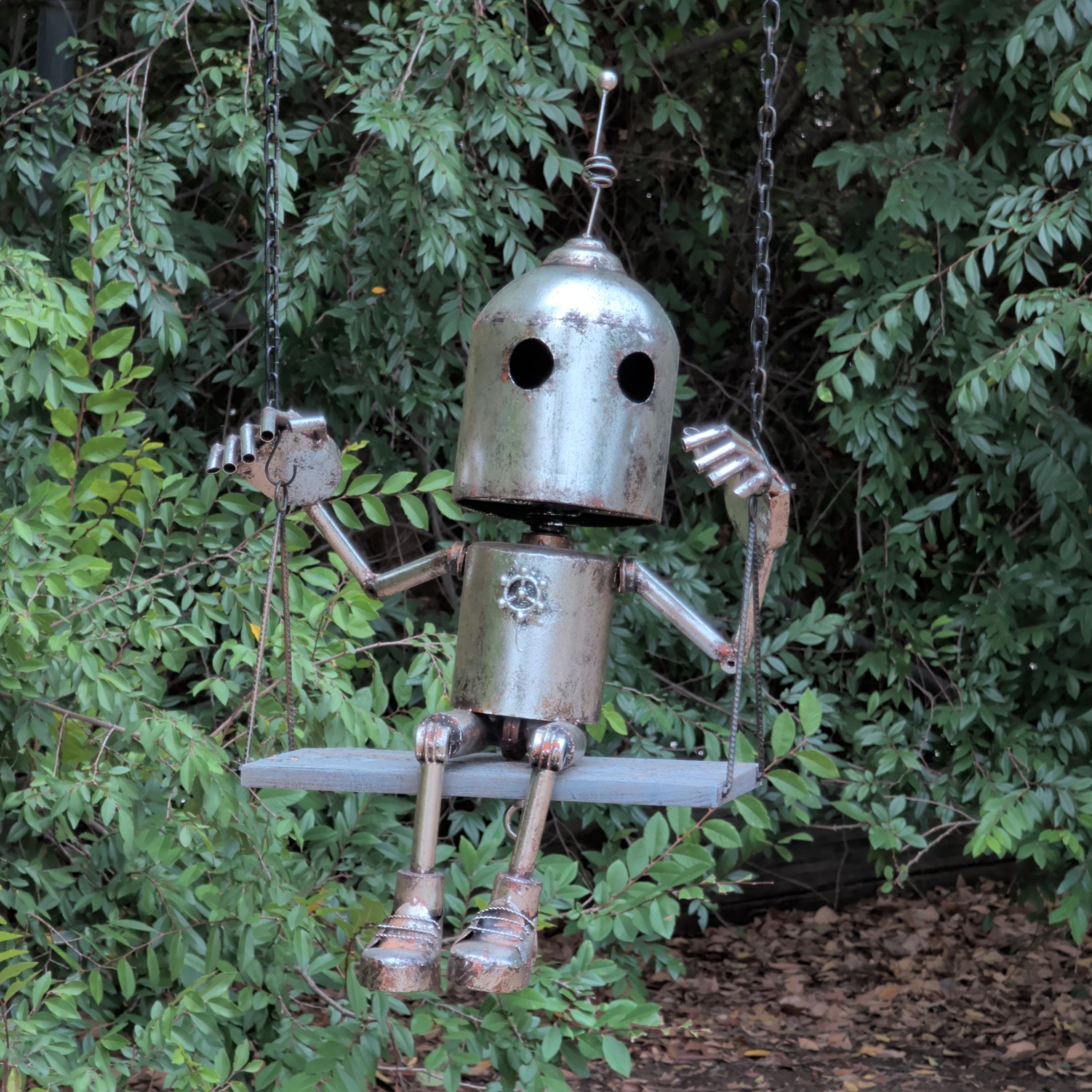 Rustic Metal Robot Swing Sculpture – Industrial Garden Art Hanging Robot Decor for Outdoor Patio Yard Arch Trellis Display