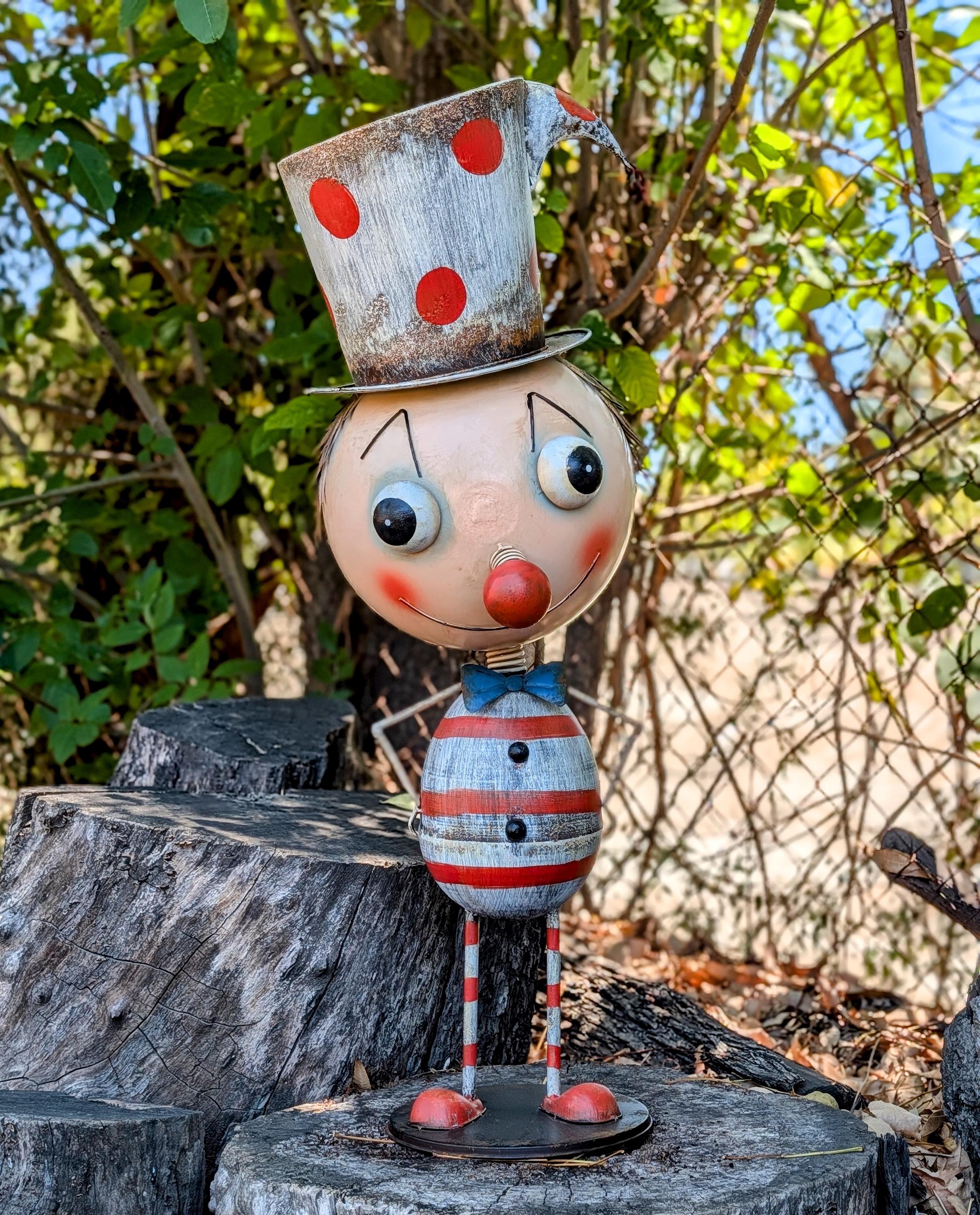 Handmade Metal Clown Garden Statue – Whimsical Circus Yard Art, Distressed Farmhouse Decor