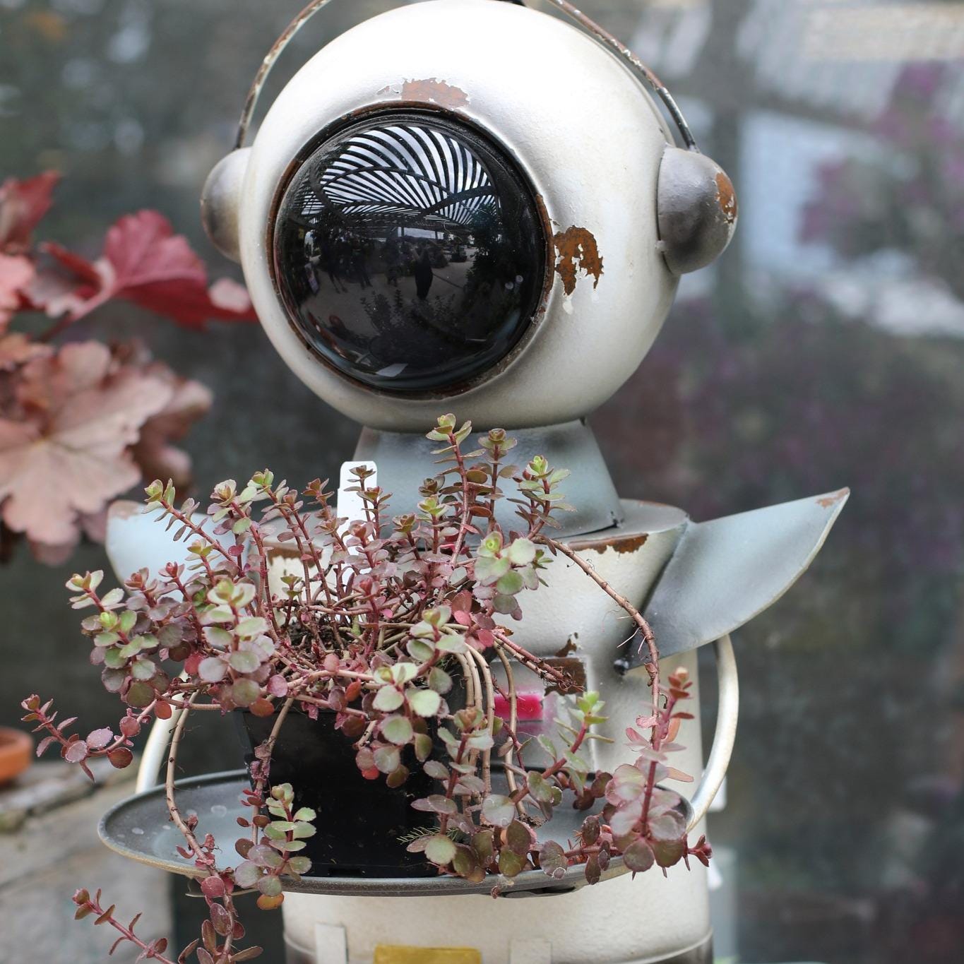 Solar Robot Garden Statue – Retro Metal Cyclops with Tray