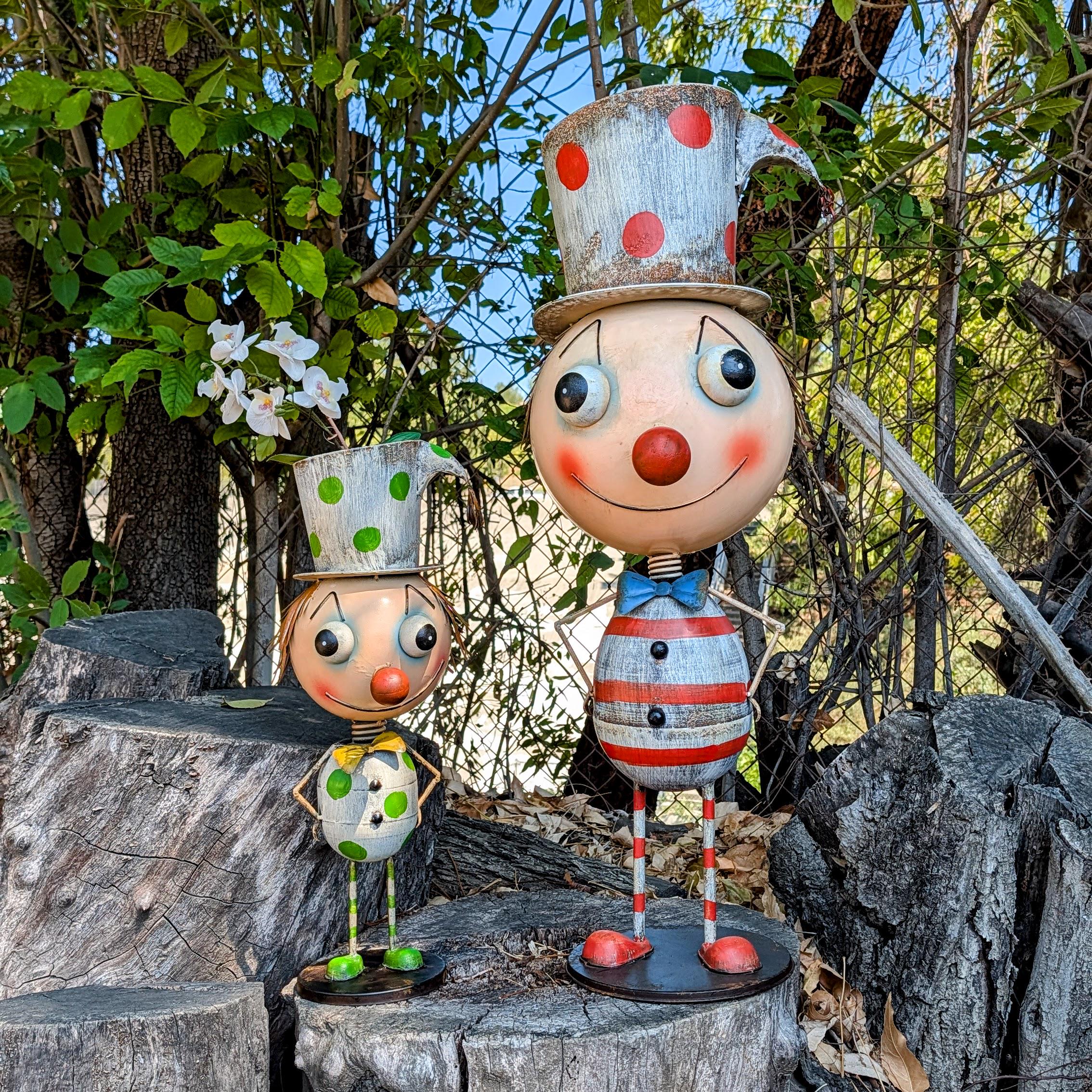 Handmade Metal Clown Garden Statue – Whimsical Circus Yard Art, Distressed Farmhouse Decor