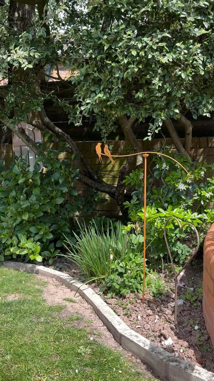 Metal Swallow Garden Balancer Stake with Glass Ball, Bird Garden Stake, Kinetic Yard Art, Rustic Outdoor Garden Decor, Patio Lawn Ornament